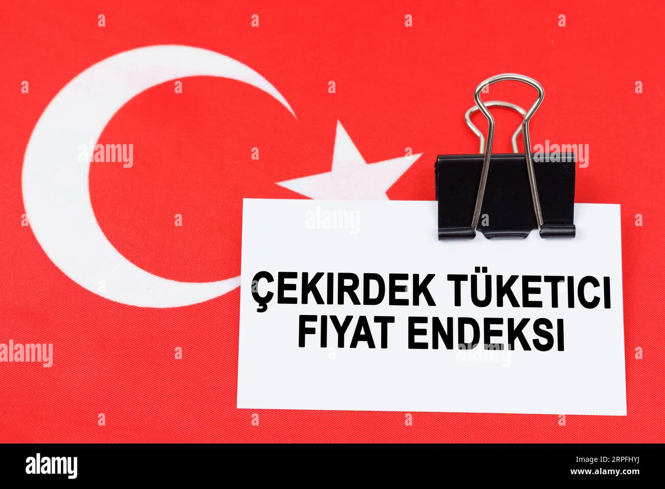 Economia e finanza. Sulla bandiera della Turchia si trova un biglietto da visita con l'iscrizione - indice principale dei prezzi al consumo. Testo in turco. Foto Stock