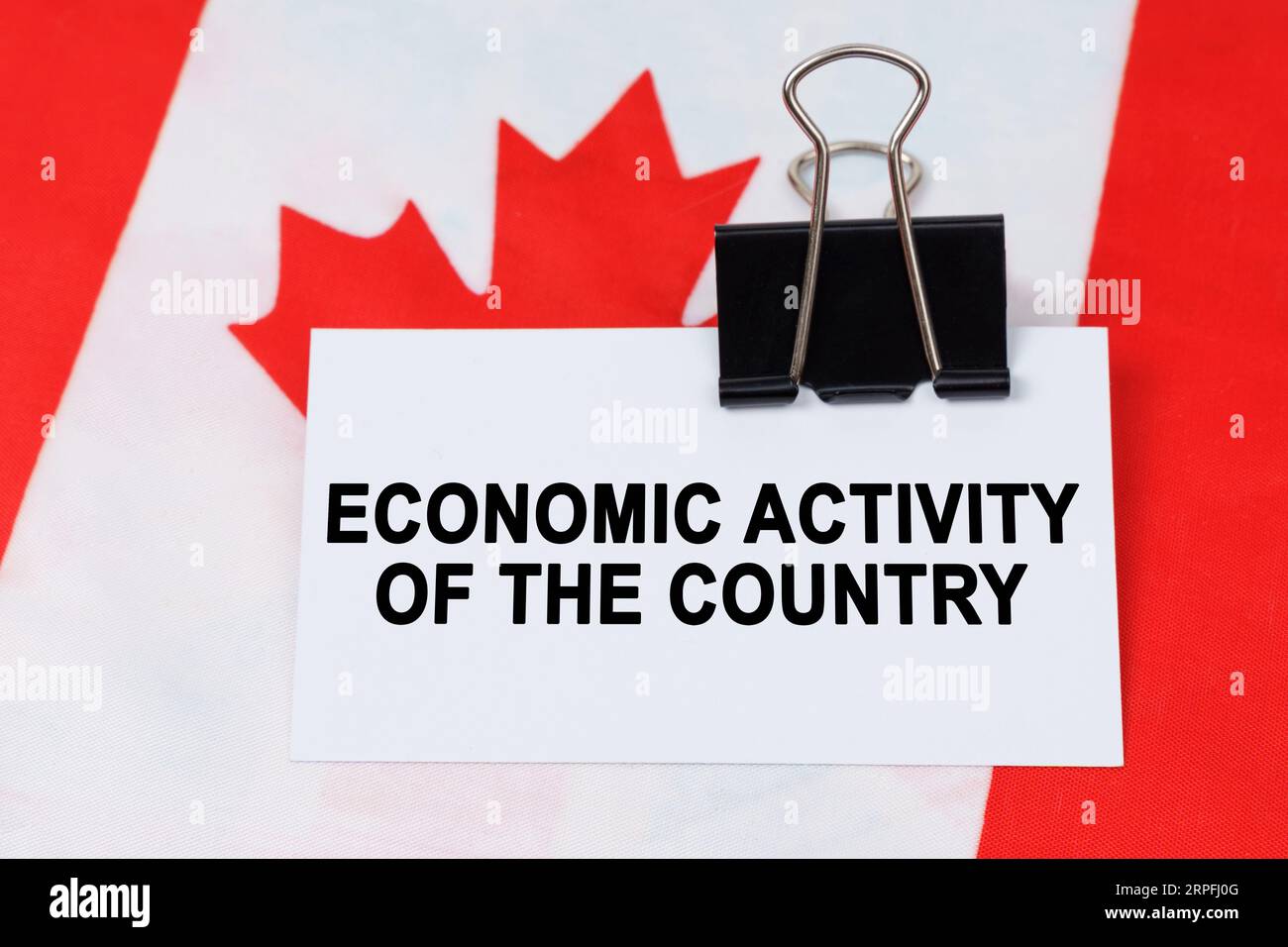 Economia e finanza. Sulla bandiera del Canada si trova un biglietto da visita con l'iscrizione - attività economica del paese. Foto Stock