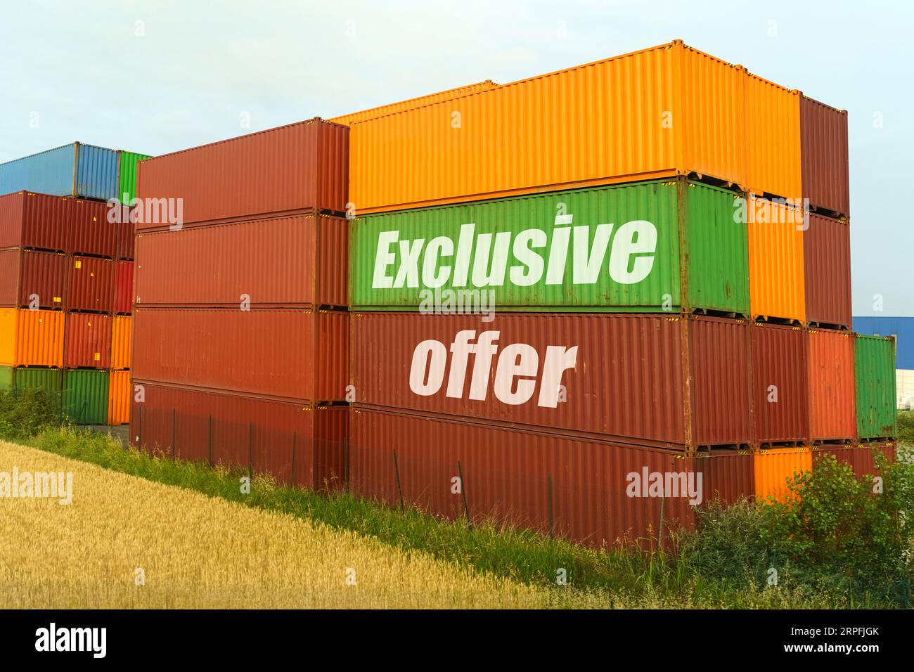 Concetto aziendale. Sui contenitori colorati per il trasporto di merci, l'iscrizione - offerta esclusiva Foto Stock