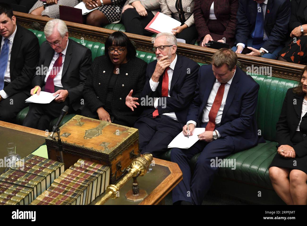 190925 -- LONDRA, 25 settembre 2019 Xinhua -- il leader del partito laburista britannico Jeremy Corbyn 3rd R è stato visto alla camera dei comuni di Londra, in Gran Bretagna, il 25 settembre 2019. Il primo ministro britannico Boris Johnson ha dovuto affrontare enormi pressioni quando il parlamento ha riaperto mercoledì dopo che la Corte Suprema ha stabilito che il suo atto di sospendere il parlamento per cinque settimane era illegale. Jessica Taylor/UK Parliament/Handout via Xinhua HOC CREDITO OBBLIGATORIO: UK Parliament/Jessica Taylor BRITAIN-LONDON-PARLIAMENT-REOPENING PUBLICATIONxNOTxINxCHN Foto Stock