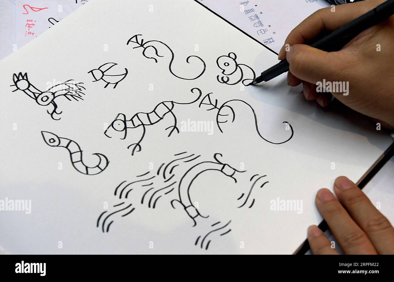 190927 -- PECHINO, 27 settembre 2019 -- Chen Nan disegna un manoscritto nel suo studio all'Università Tsinghua di Pechino, capitale della Cina, 24 settembre 2019. Vantando una storia di oltre 3.000 anni, la scrittura oracolo osseo, le prime iscrizioni cinesi scolpite su conchiglie di tartaruga e scapole animali, ha ricevuto significati moderni con una nuova serie di emoji, grazie agli sforzi fatti da Chen Nan. Chen, professore presso l'Academy of Arts and Design dell'Università di Tsinghua, si è dedicato allo studio e alla progettazione di oracolo script osseo dal 1999. Finora, Chen ha emesso sei serie di AN Foto Stock