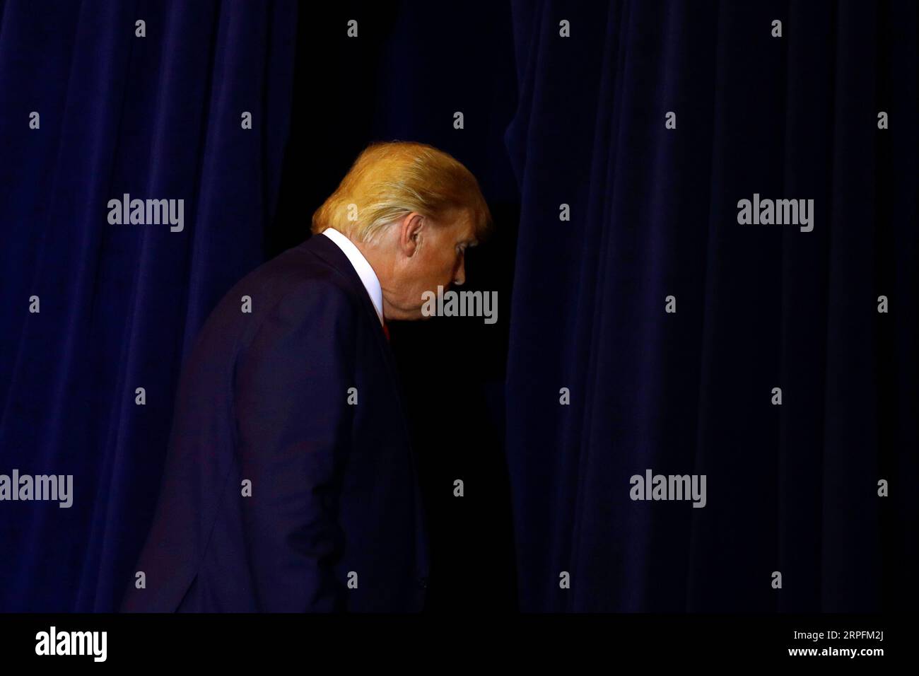 190927 -- PECHINO, 27 settembre 2019 -- il presidente degli Stati Uniti Donald Trump se ne va dopo una conferenza stampa a New York il 25 settembre 2019. Donald Trump ha incontrato la sua controparte Ucraina Volodymyr Zelensky a New York mercoledì, un giorno dopo l'annuncio della presidente della camera degli Stati Uniti Nancy Pelosi di lanciare un'indagine formale per impeachment sulla controversa telefonata di Trump con Zelensky. XINHUA FOTO DEL GIORNO LixMuzi PUBLICATIONxNOTxINxCHN Foto Stock