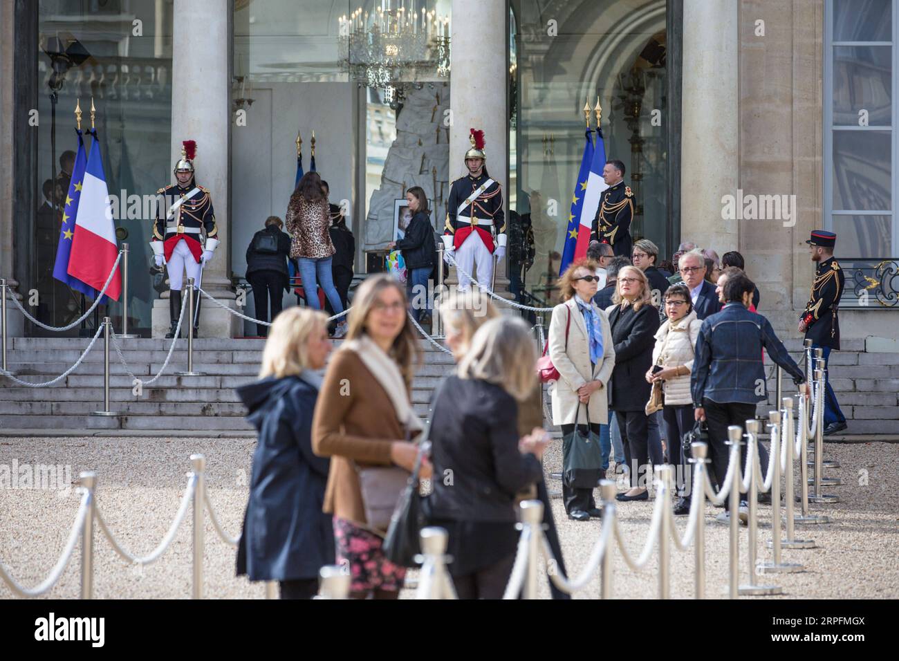 190927 -- PARIGI, 27 settembre 2019 Xinhua -- la gente aspetta di firmare i registri delle condoglianze al Palazzo Presidenziale dell'Elysee, in seguito alla morte dell'ex presidente francese Jacques Chirac a Parigi, in Francia, 27 settembre 2019. L'ex presidente francese Jacques Chirac è deceduto giovedì all'età di 86 anni. Foto di Aurelien Morissard/Xinhua FRANCE-PARIS-JACQUES CHIRAC-CONDOOLENCE PUBLICATIONxNOTxINxCHN Foto Stock