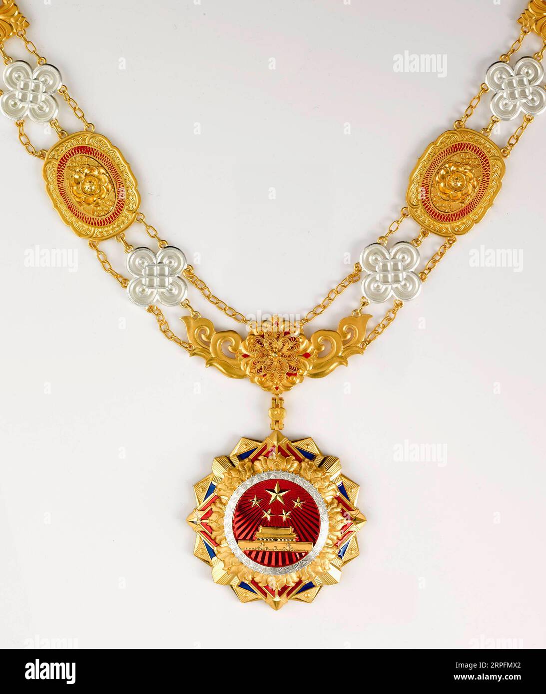 190927 -- PECHINO, 27 settembre 2019 Xinhua -- foto non datata mostra la medaglia per i destinatari di titoli onorari nazionali. Una cerimonia per la concessione di medaglie nazionali e titoli onorari agli onorati si terrà nella sala grande del popolo alle 10:00, domenica. XINHUA CINA-MEDAGLIE NAZIONALI-TITOLI ONORARI CN PUBLICATIONXNOTXINXCHN Foto Stock