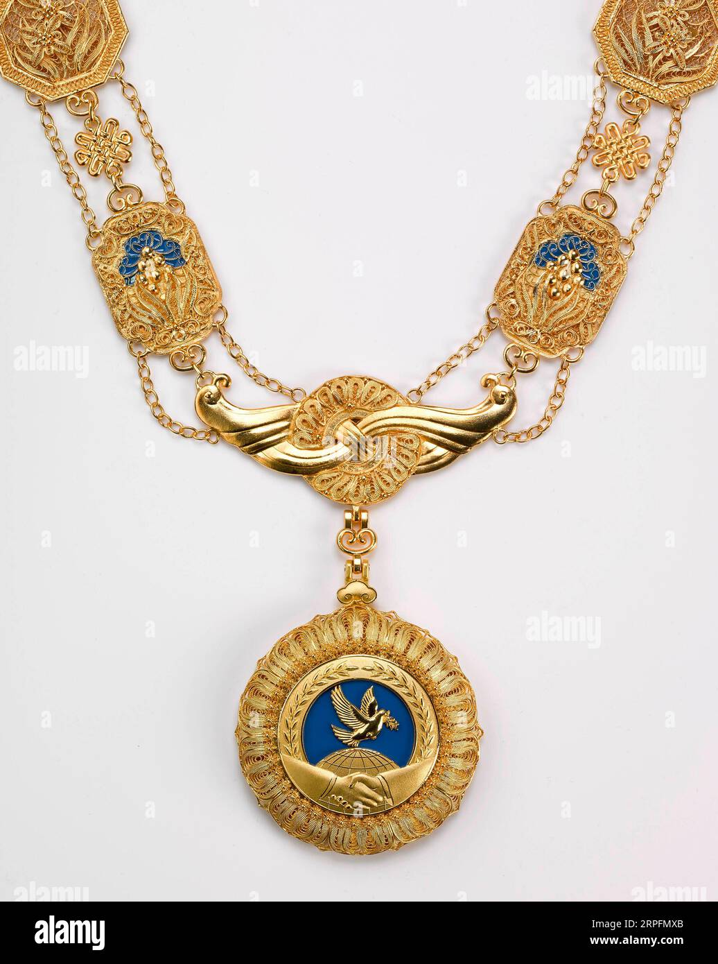 190927 -- PECHINO, 27 settembre 2019 Xinhua -- foto non datata mostra la Medaglia dell'amicizia. Una cerimonia per la concessione di medaglie nazionali e titoli onorari agli onorati si terrà nella sala grande del popolo alle 10:00, domenica. XINHUA CINA-MEDAGLIE NAZIONALI-TITOLI ONORARI CN PUBLICATIONXNOTXINXCHN Foto Stock