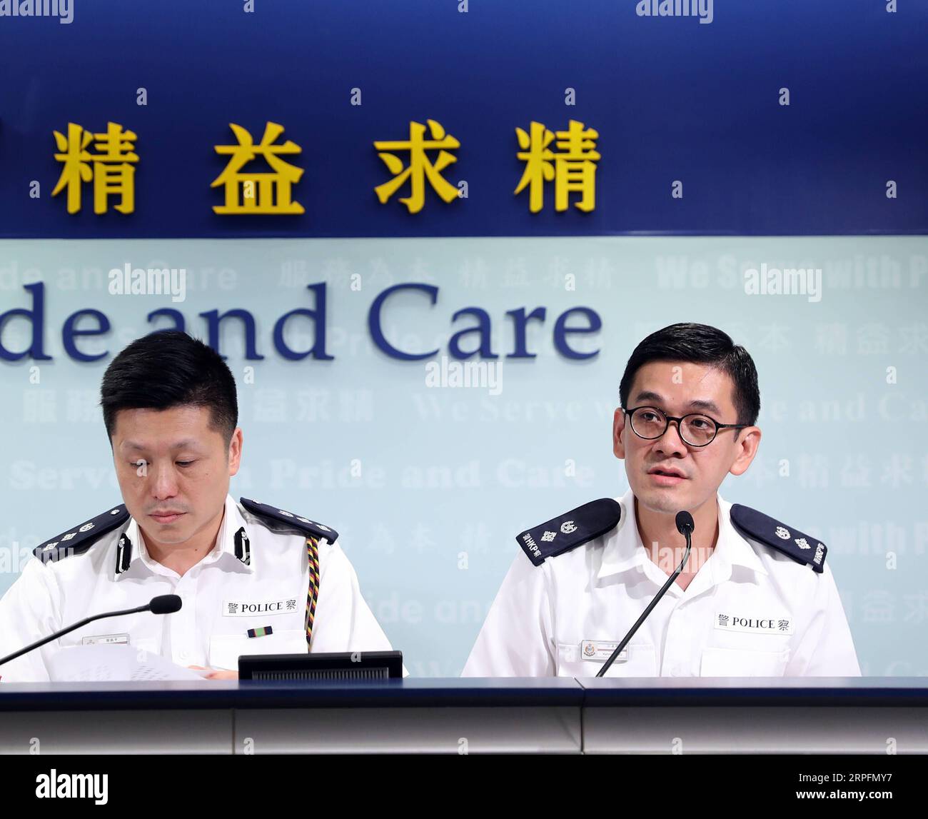 190927 -- HONG KONG, 27 settembre 2019 - Kong Wing-cheung R, sovrintendente senior della Police Public Relations Branch, parla a una conferenza stampa nel sud della Cina a Hong Kong, 27 settembre 2019. PER ANDARE CON oltre 400 studenti arrestati mentre la polizia di Hong Kong mette in guardia contro crimini impetuosi CONFERENZA STAMPA CINA-HONG KONG-POLIZIA-CN LuoxHuanhuan PUBLICATIONxNOTxINxCHN Foto Stock