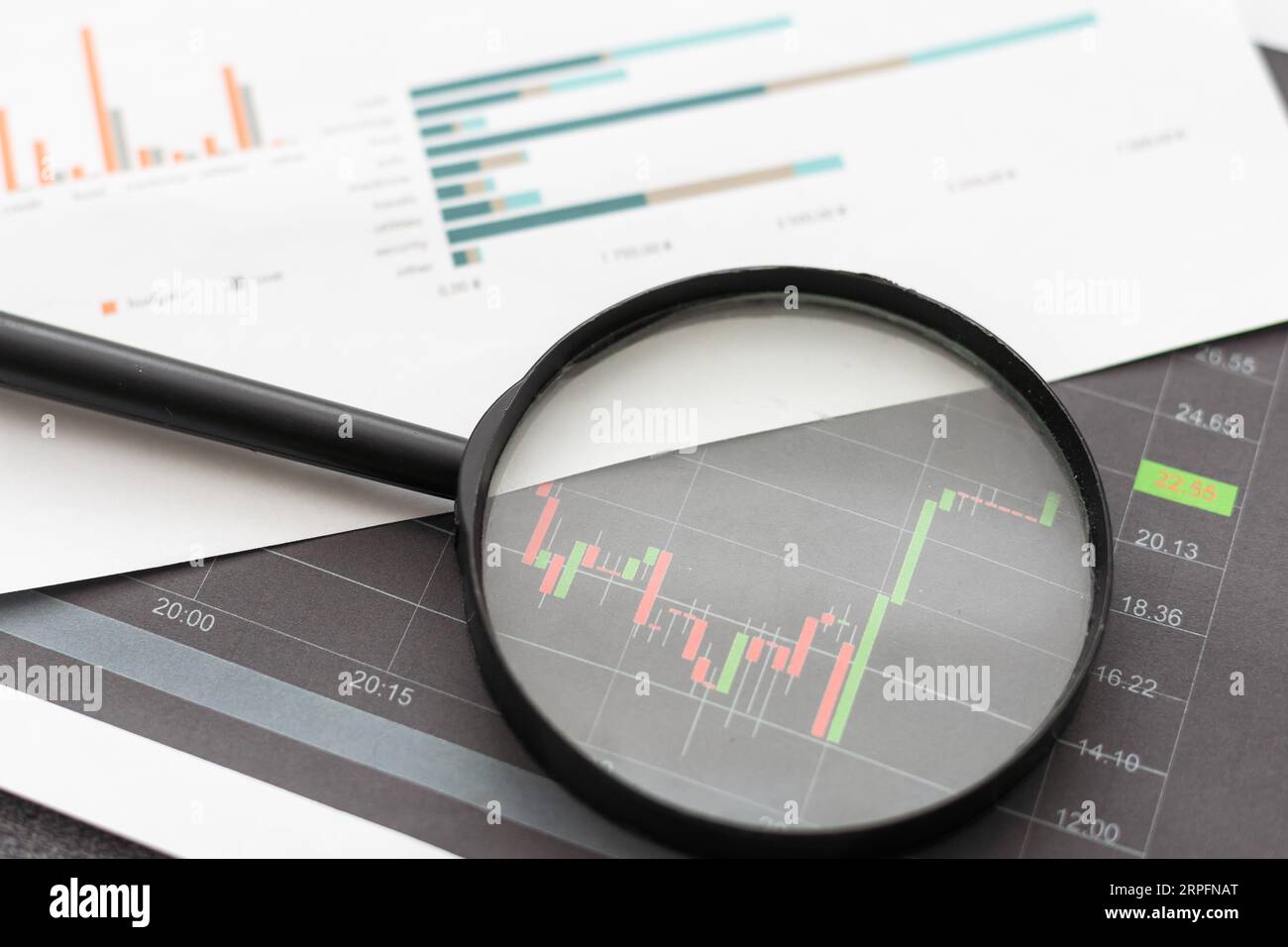 Curva crescente con tabelle dei tassi e calcolatrice come simbolo dell'aumento dei prezzi delle azioni. Foto Stock