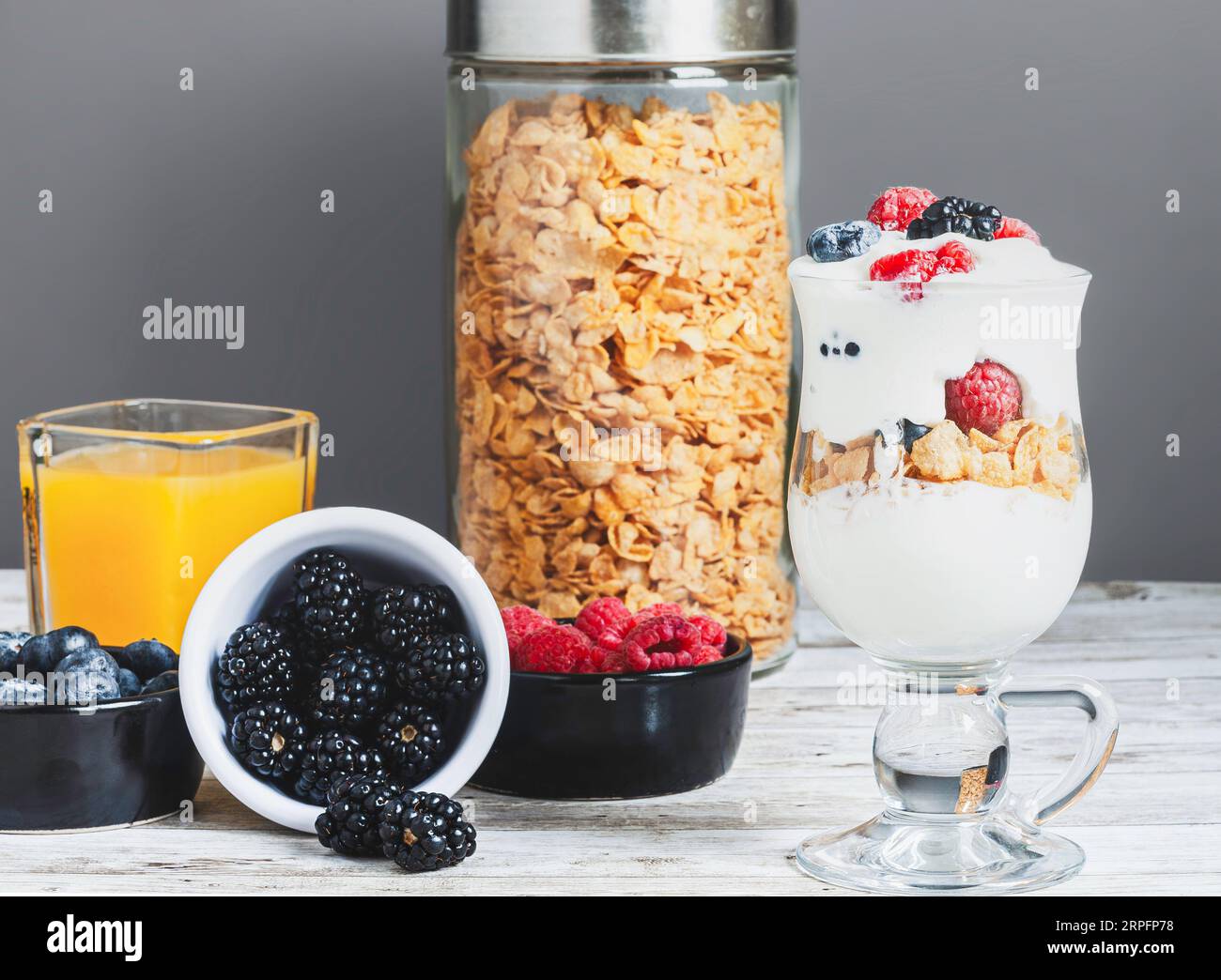 Colazione con yogurt, frutti di bosco e cereali Foto Stock