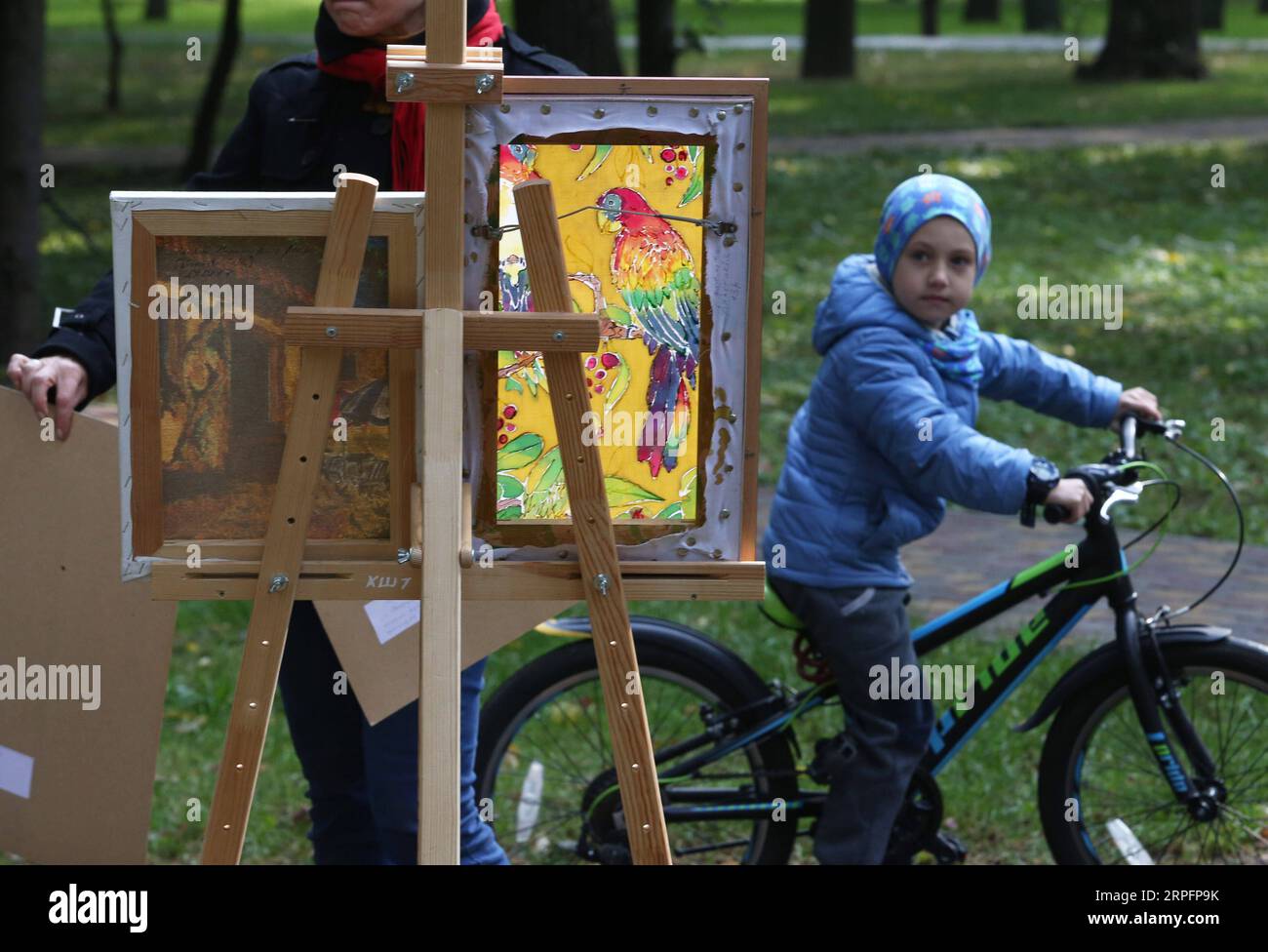 190928 -- KIEV, 28 settembre 2019 -- Un bambino guarda la mostra China Through the Eyes of the Children of Ukraine durante un evento culturale a Kiev, Ucraina, il 28 settembre 2019. Un evento culturale dal titolo Insual Journey to China, organizzato dal governo della città di Kiev e dedicato al 70° anniversario della fondazione della Repubblica Popolare Cinese, ha avuto luogo in uno dei parchi centrali di Kiev nella capitale Ucraina sabato. Foto di /Xinhua UCRAINA-KIEV- VIAGGIO INSOLITO IN CINA - EVENTO CULTURALE SergeyxStarostenko PUBLICATIONxNOTxINxCHN Foto Stock