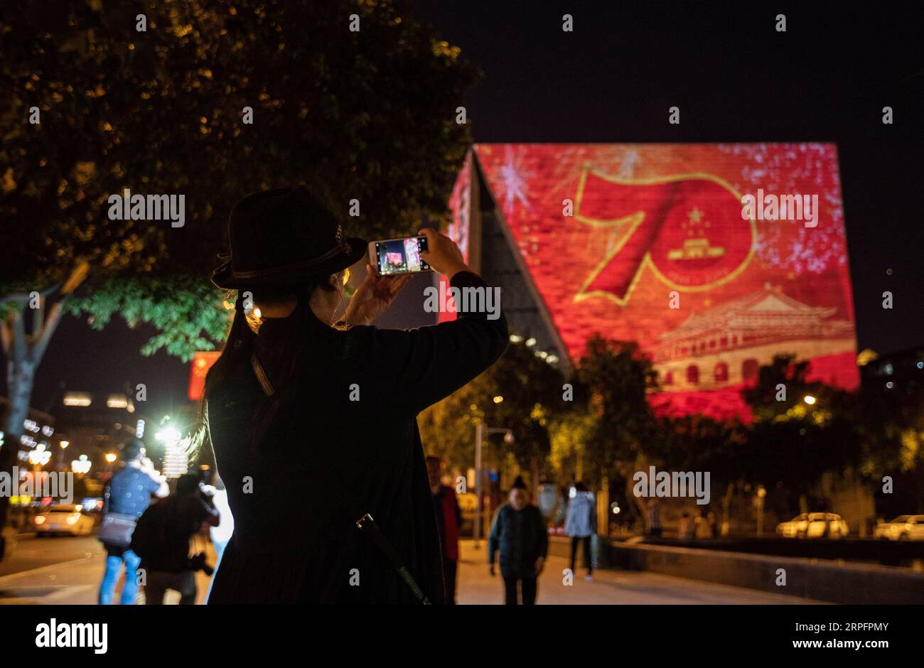 190929 -- CHENGDU, 29 settembre 2019 -- un cittadino scatta una foto di uno spettacolo di luci allestito al Sichuan Art Museum per celebrare il 70° anniversario della fondazione della Repubblica Popolare Cinese, che cade il 1° ottobre, a Chengdu, capitale della provincia del Sichuan della Cina sud-occidentale, il 28 settembre 2019. CHINA-CHENGDU-LIGHT SHOW-PRC FOUNDATION-70TH ANNIVERSARY CN JIANGXHONGJING PUBLICATIONXNOTXINXCHN Foto Stock