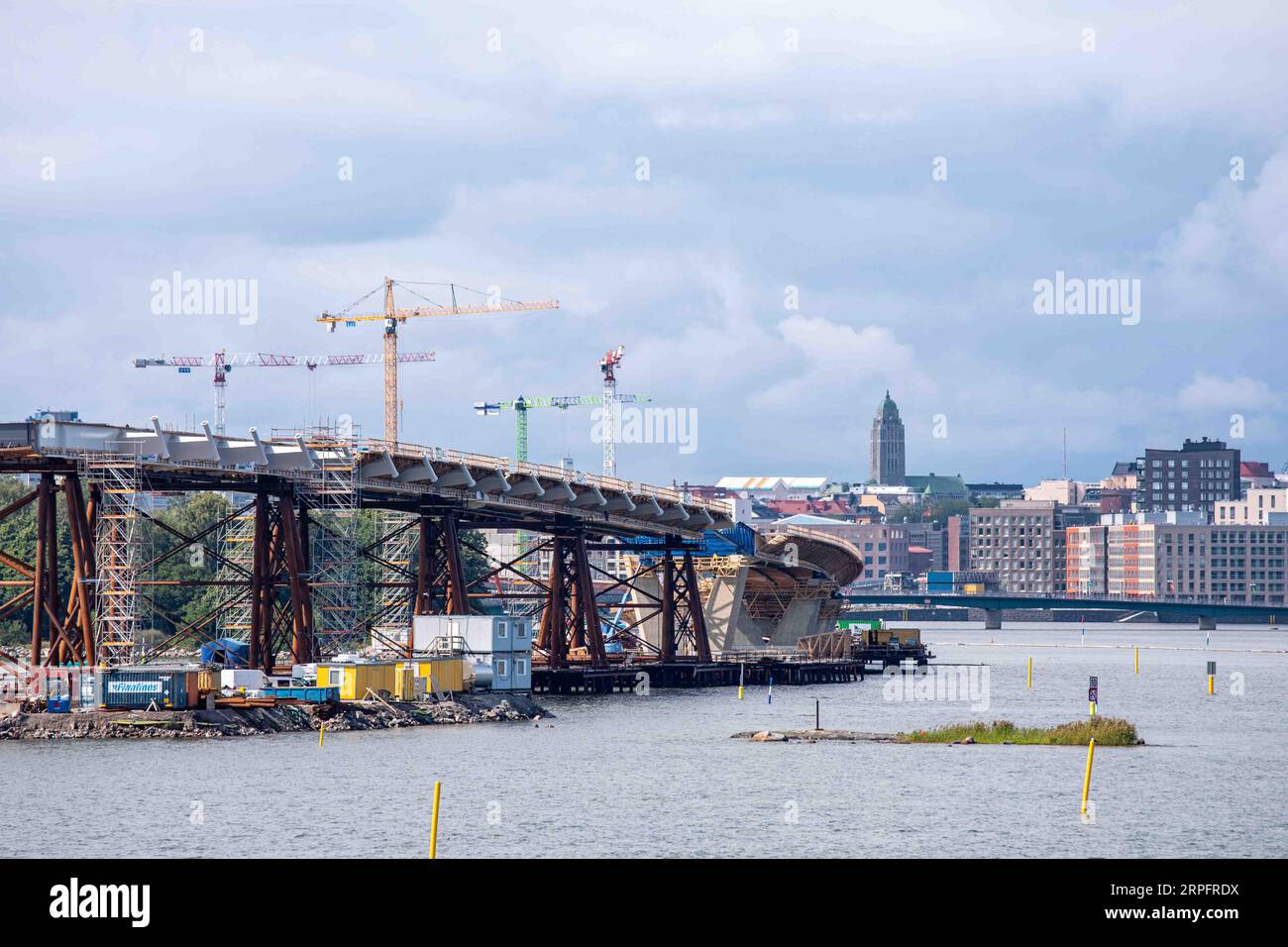 Kruunuvuorensilta o ponte Kruunuvuori in costruzione a Helsinki, Finlandia Foto Stock