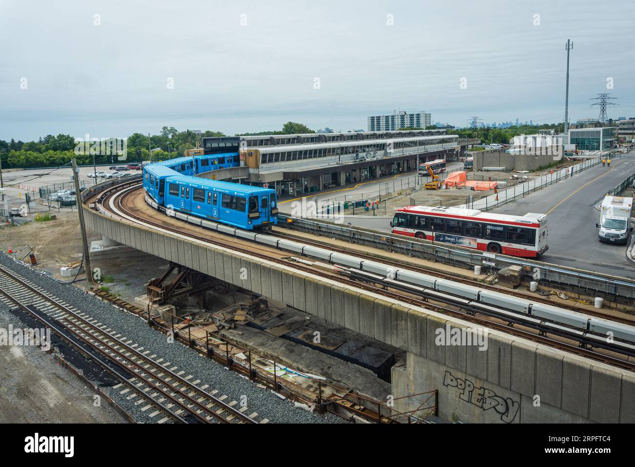 Scarborough, Ontario, Canada, 15 giugno 2022 - il treno Blue SRT entra nella stazione della metropolitana Kennedy Foto Stock