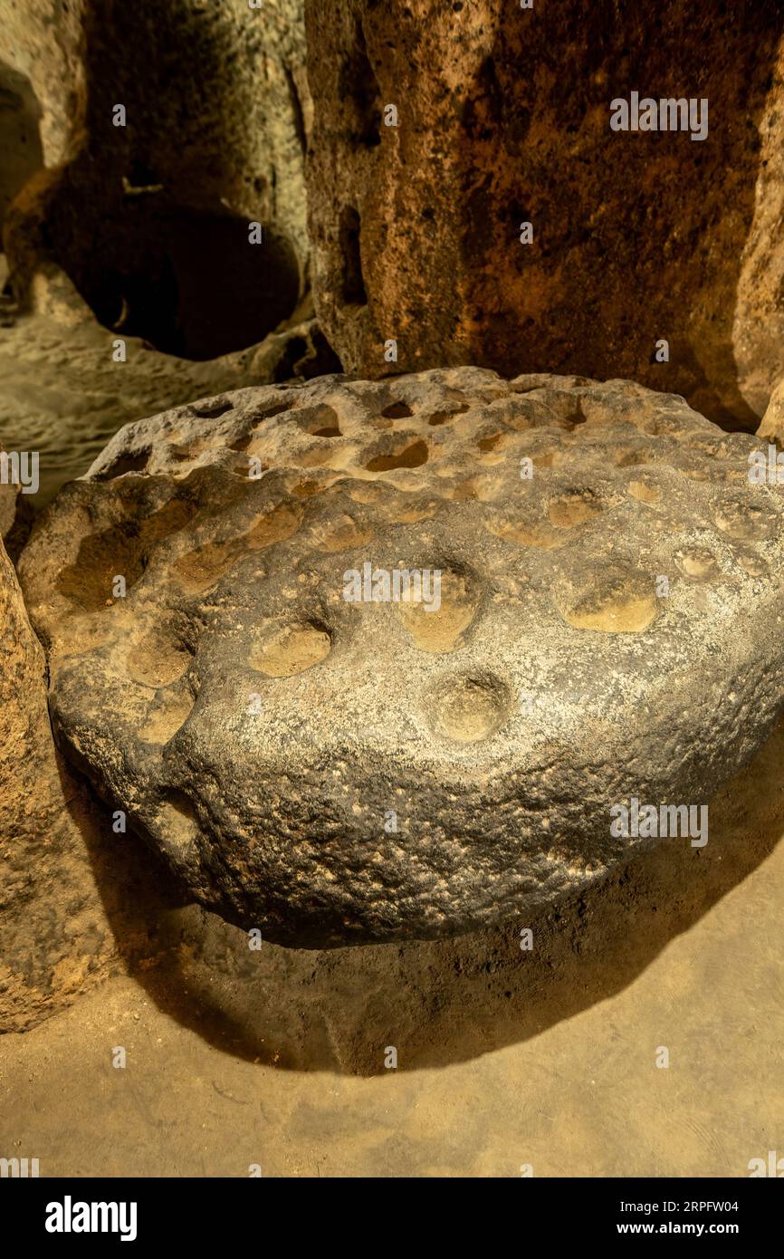 Roccia segnata Pock, città sotterranea di Kaymakli, Cappadocia, Turchia Foto Stock