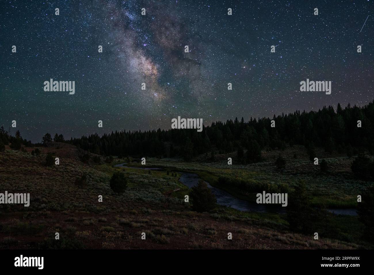 La via Lattea "torreggia" sopra il fiume Malheur dell'Oregon a sud della Strawberry Mountain Wilderness, Stati Uniti Foto Stock