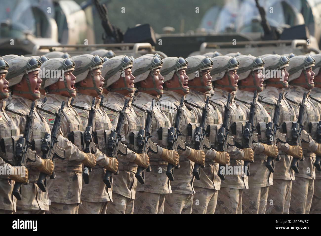 191001 -- PECHINO, 1 ottobre 2019 -- personale militare di formazione di veicoli corazzati leggeri partecipa a una grande parata militare che celebra il 70° anniversario della fondazione della Repubblica Popolare Cinese a Pechino, capitale della Cina, 1 ottobre 2019. PRC70YearsCHINA-PECHINO-CELEBRAZIONI NAZIONALI CN LixGang PUBLICATIONxNOTxINxCHN Foto Stock