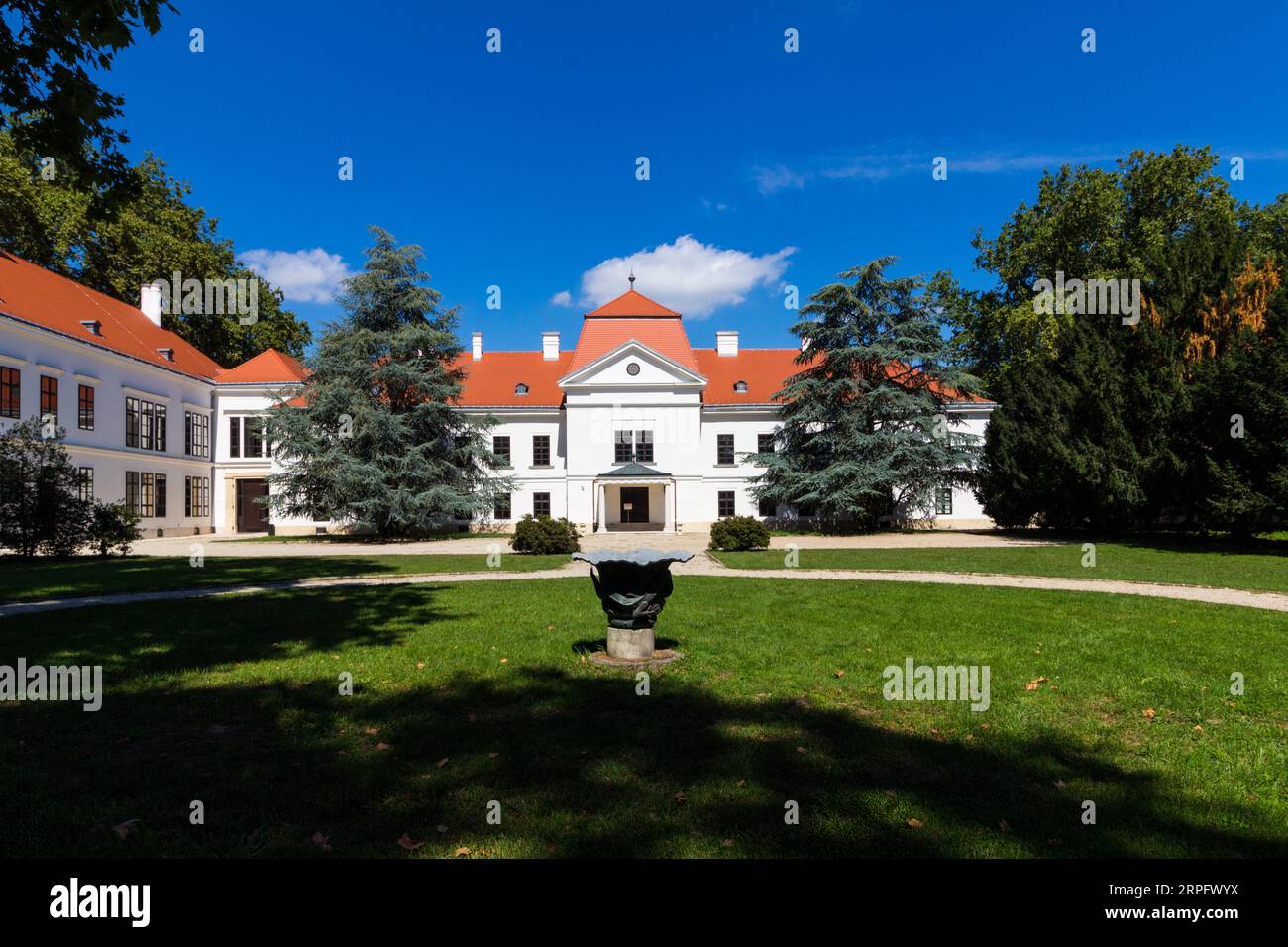 Facciata sud del palazzo Szechenyi, costruito nel 1750 in stile barocco, Nagycenk, Ungheria Foto Stock