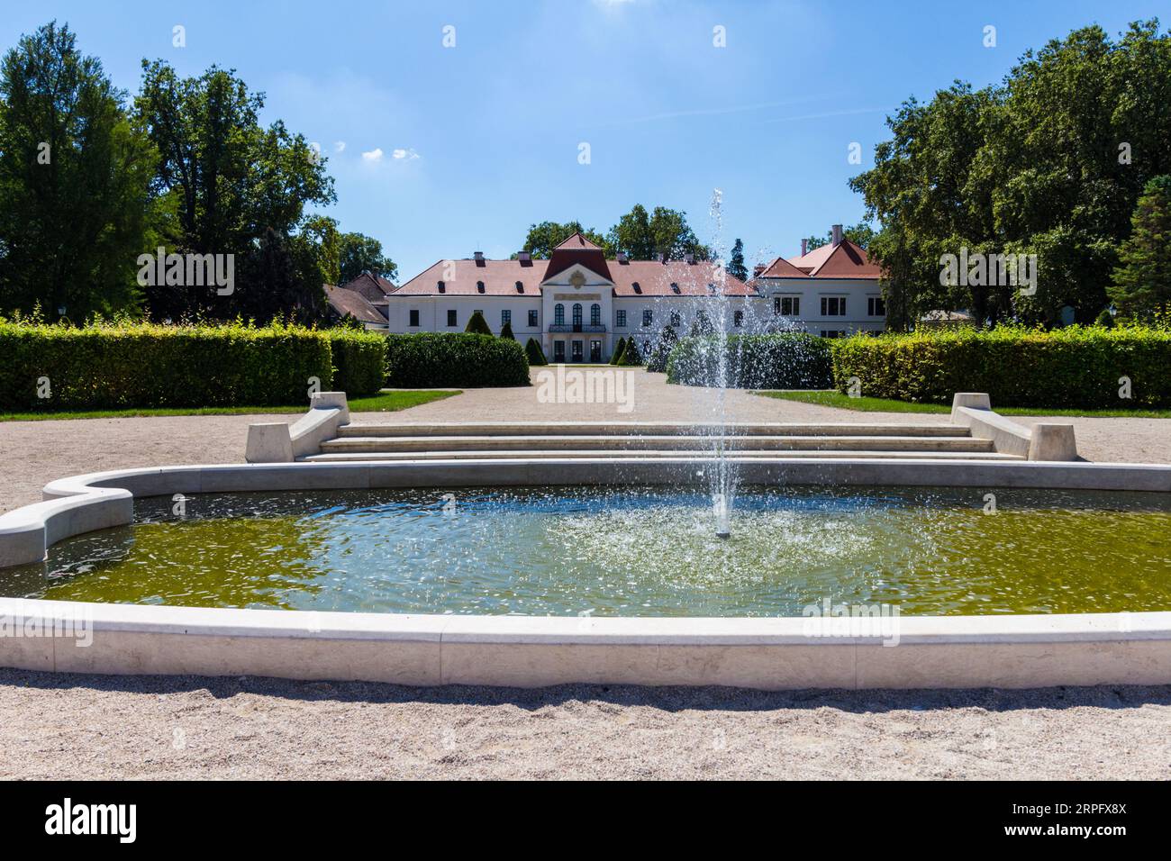 Facciata nord e giardino francese del palazzo Szechenyi, costruito nel 1750 in stile barocco, Nagycenk, Ungheria Foto Stock