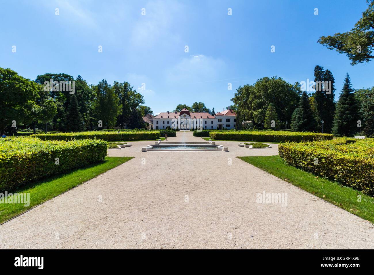 Facciata nord e giardino francese del palazzo Szechenyi, costruito nel 1750 in stile barocco, Nagycenk, Ungheria Foto Stock