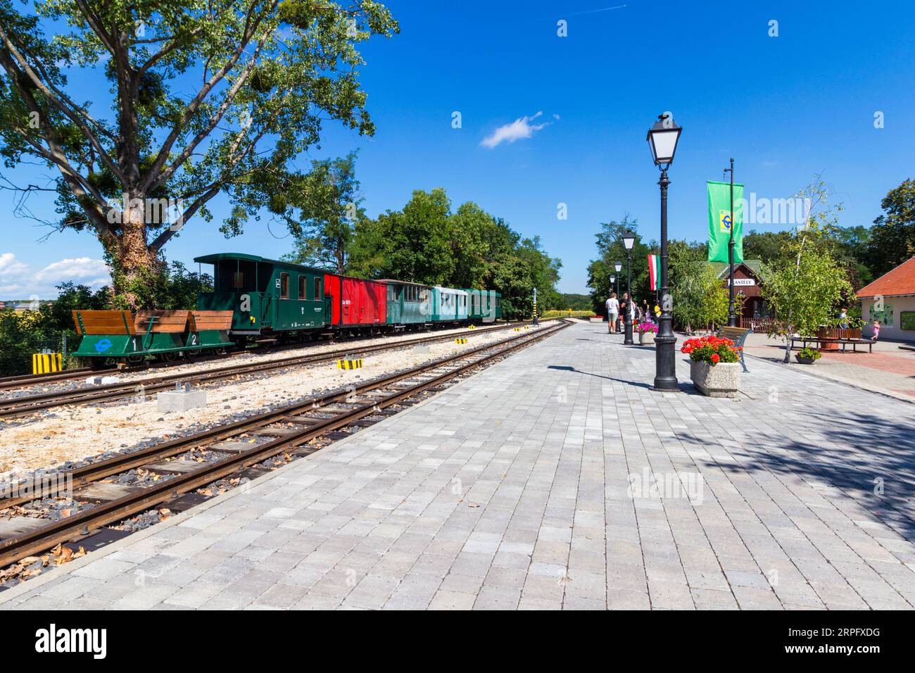 Nagycenki Szechenyi Muzeumvasut, ferrovia a scartamento ridotto, stazione di Kastely con diverse carrozze storiche in mostra, Nagycenk, Ungheria Foto Stock
