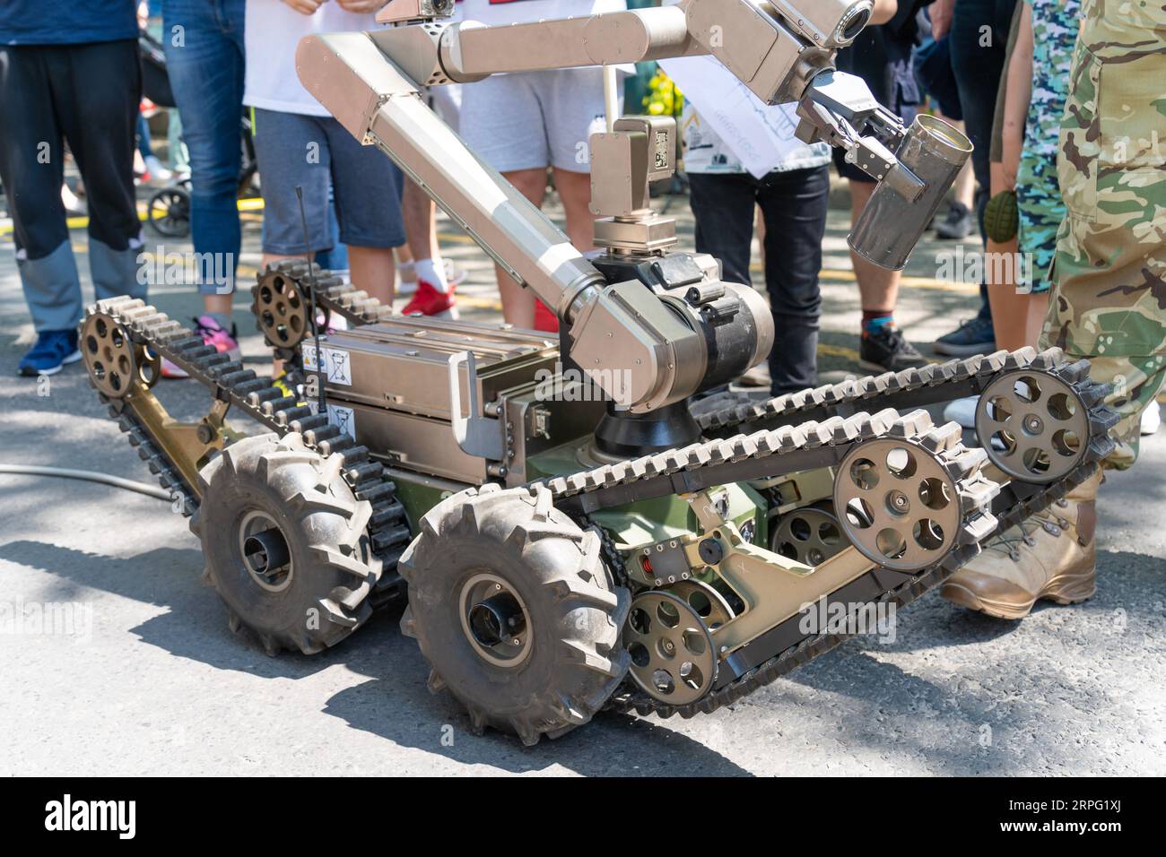 Rilevamento di bombe incendiarie e disinnesco di robot militari durante una dimostrazione (smaltimento di ordigni esplosivi) Foto Stock