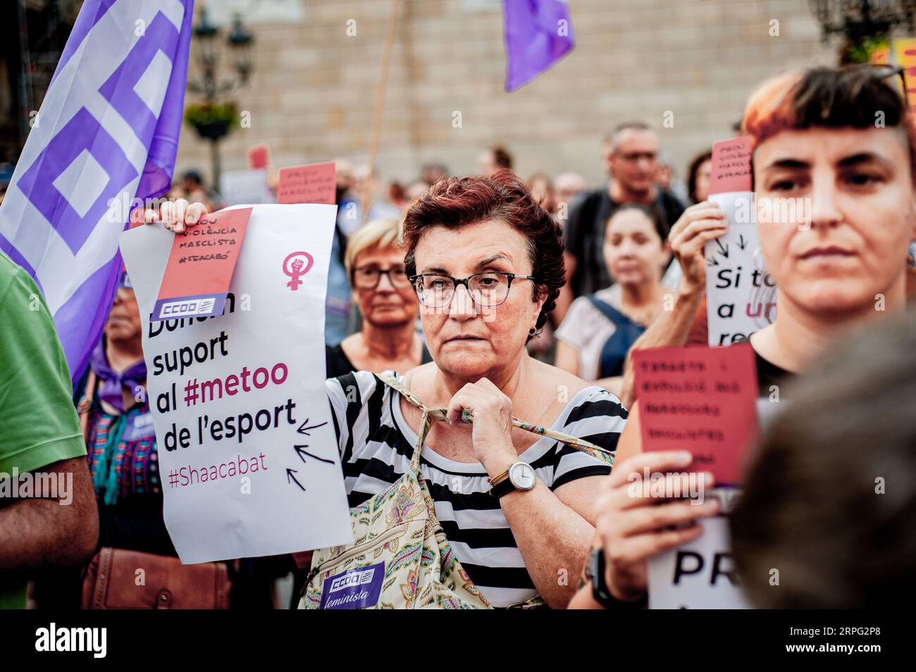 Barcellona, Spagna. 4 settembre 2023, Barcellona, Spagna: Le donne tengono cartelli mentre le persone si riuniscono a Barcellona per protestare contro il presidente sospeso della Federazione calcistica spagnola (RFEF) Luis Rubiales per il bacio sulle labbra del giocatore Jenni Hermoso, dopo la finale di Coppa del mondo femminile a Sydney. Credito: Jordi Boixareu/Alamy Live News Foto Stock