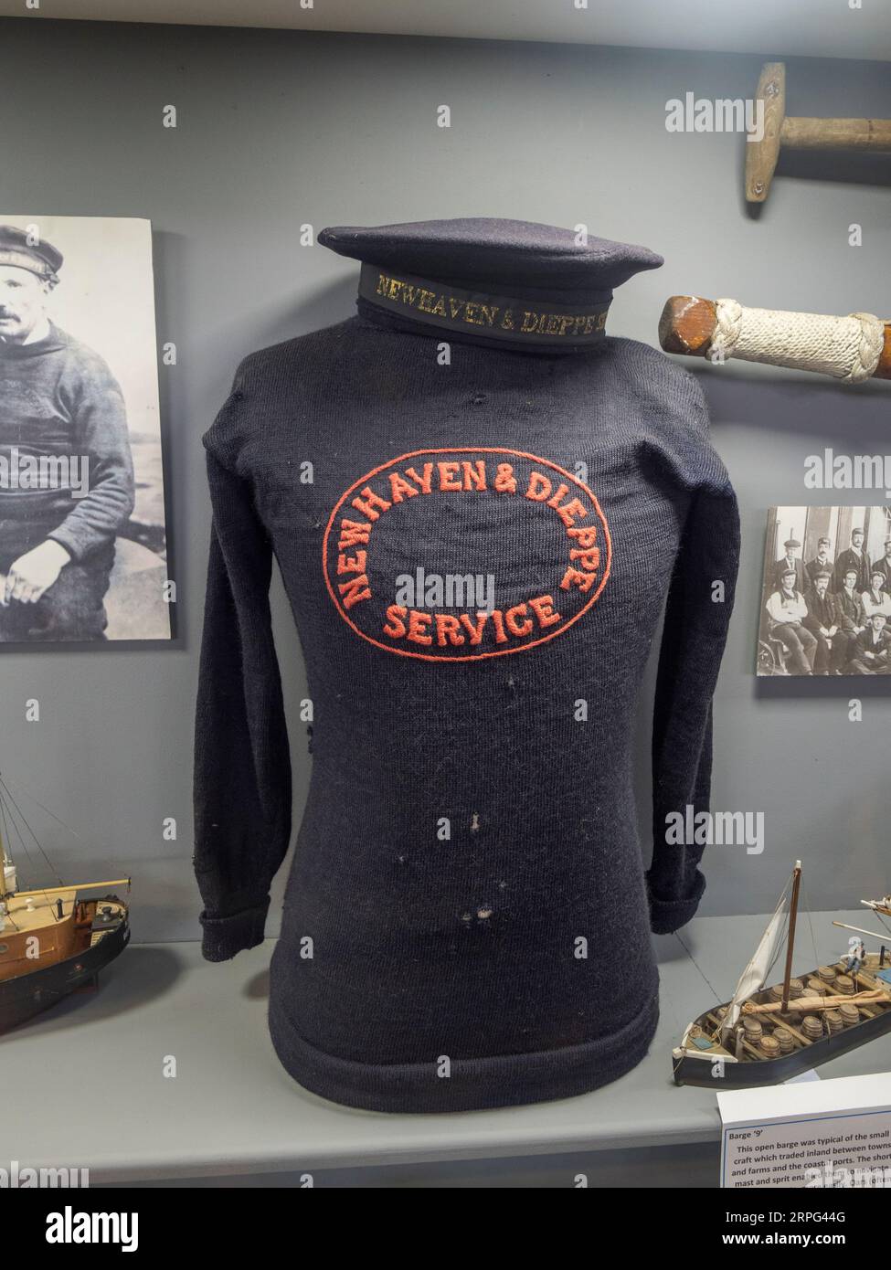 Uniforme e cappello di un marinaio Newhaven & Dieppe Service in mostra al Newhaven Museum, Newhaven, East Sussex, Regno Unito. Foto Stock