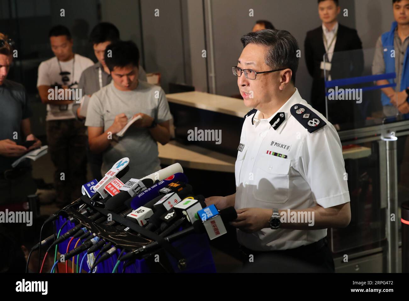 191001 -- HONG KONG, 1 ottobre 2019 -- lo Wai-chung, Commissario di polizia della regione amministrativa speciale di Hong Kong, parla in un comunicato stampa a Hong Kong, 1 ottobre 2019. PASSARE ALLE sparatorie di polizia legali e ragionevoli: commissario di polizia a Hong Kong CINA-HONG KONG-BRIEFING POLIZIA-STAMPA CN LuxYe PUBLICATIONxNOTxINxCHN Foto Stock