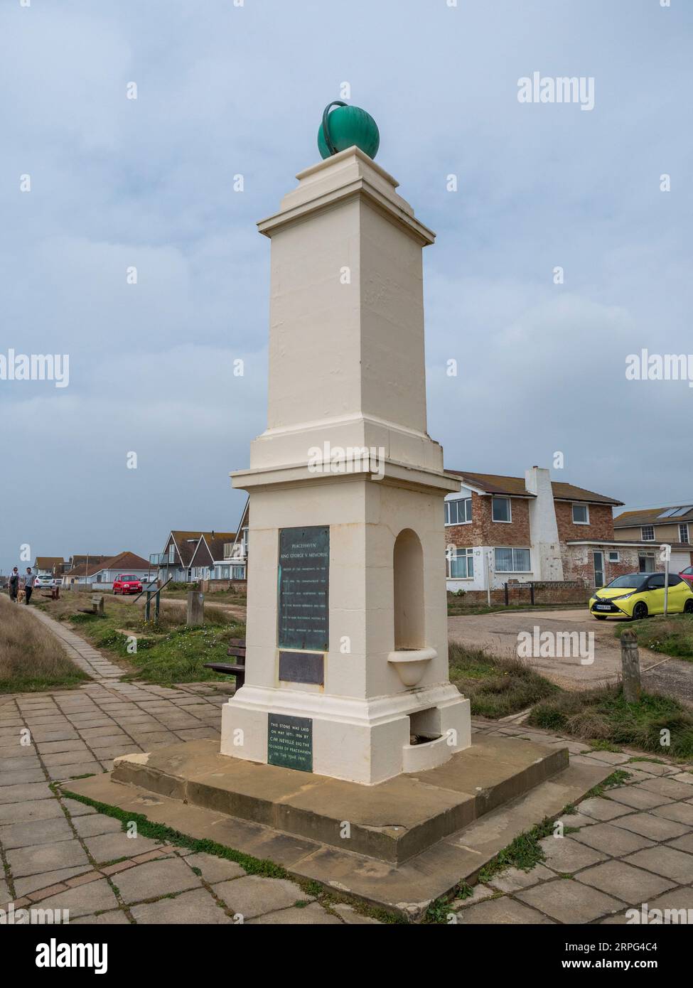 Il Meridian Monument (Peacehaven King George V. Memorial) sulle scogliere di Peacehaven, East Sussex, Regno Unito. Foto Stock