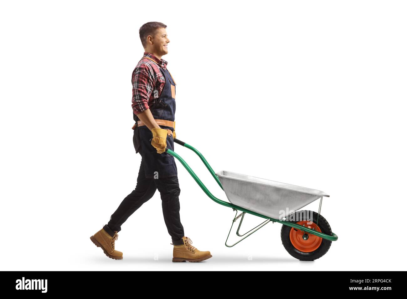 Immagine del profilo completo di un giardiniere che spinge una carriola vuota isolata su sfondo bianco Foto Stock