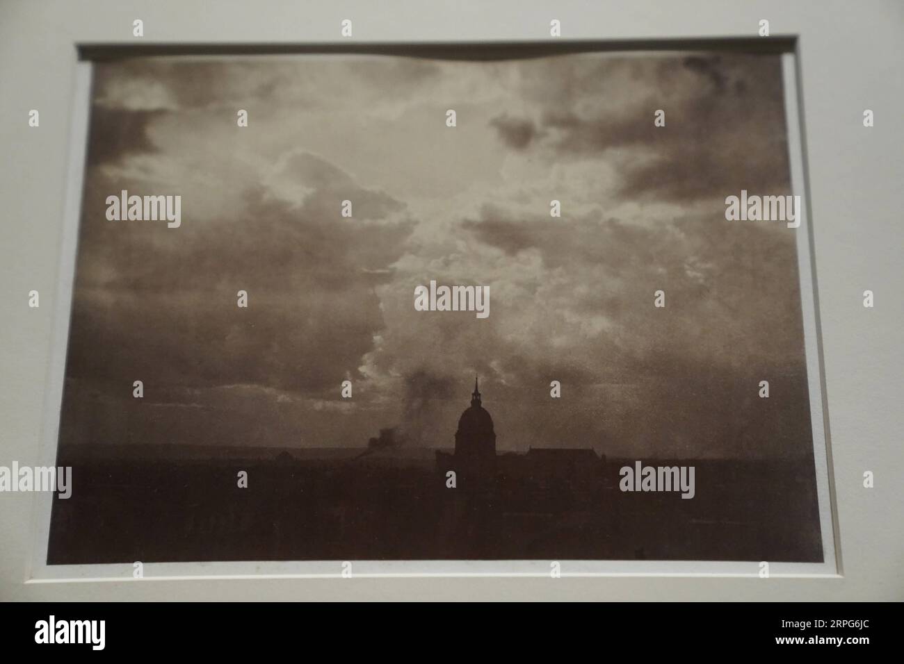 191004 -- WASHINGTON, 4 ottobre 2019 -- foto scattata il 4 ottobre 2019 mostra il Cloud Study Over the Pantheon di Charles Marville, Parigi alla mostra The Eye of the Sun: Nineteenth-Century Photographs from the National Gallery of Art di Washington D.C., Stati Uniti. La mostra segna il 180° anniversario dell'introduzione della fotografia nel mondo nel 1839 e presenta circa 140 fotografie che offrono uno sguardo approfondito sullo sviluppo del mezzo nei suoi primi 50 anni. Durerà fino al 1 dicembre. U.S.-WASHINGTON D.C.-MOSTRA FOTOGRAFICA LiuxJie PUBLICATIONxNOTxINxCHN Foto Stock