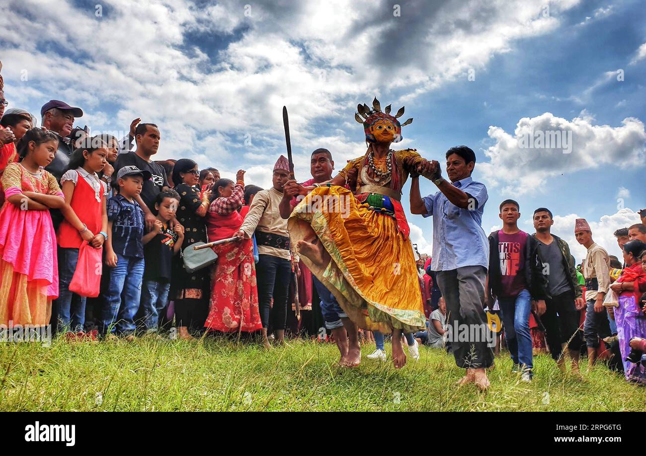 191005 -- PECHINO, 5 ottobre 2019 -- Un uomo vestito da divinità si esibisce durante le celebrazioni del festival Shikali Jatra al villaggio di Khokana a Lalitpur, Nepal, 4 ottobre 2019. Foto di /Xinhua XINHUA FOTO DEL GIORNO Sunilxsharma PUBLICATIONxNOTxINxCHN Foto Stock