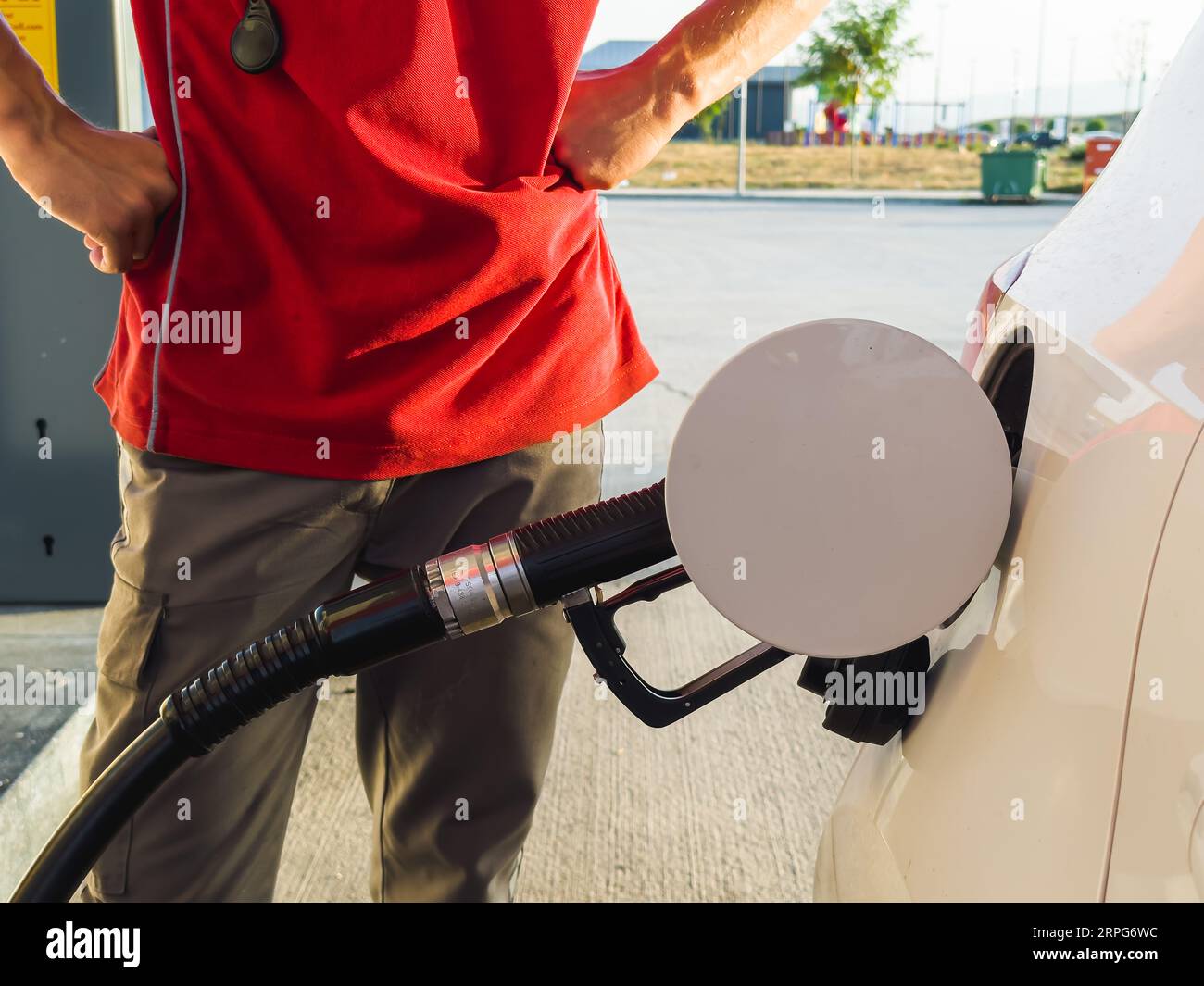 Rifornimento della vettura presso una pompa di benzina. Rifornimento auto presso la stazione di servizio. Pompa carburante alla stazione. Foto di alta qualità Foto Stock