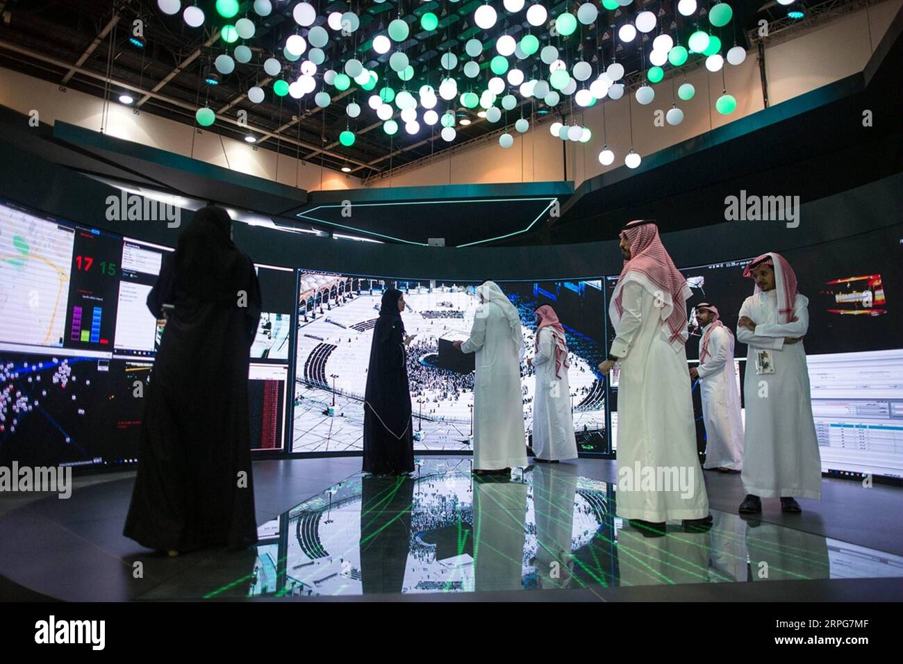 191006 -- DUBAI, 6 ottobre 2019 Xinhua -- le persone visitano la Gulf Information Technology Exhibition GITEX a Dubai, negli Emirati Arabi Uniti, il 6 ottobre 2019. GITEX, la più grande fiera e conferenza IT del Medio Oriente, ha avuto inizio domenica al Dubai World Trade Center, presentando le ultime tendenze e innovazioni dei prodotti in tutto il mondo. Foto di Mahmoud Khaled/Xinhua UAE-DUBAI-TECHNOLOGY-GITEX PUBLICATIONxNOTxINxCHN Foto Stock