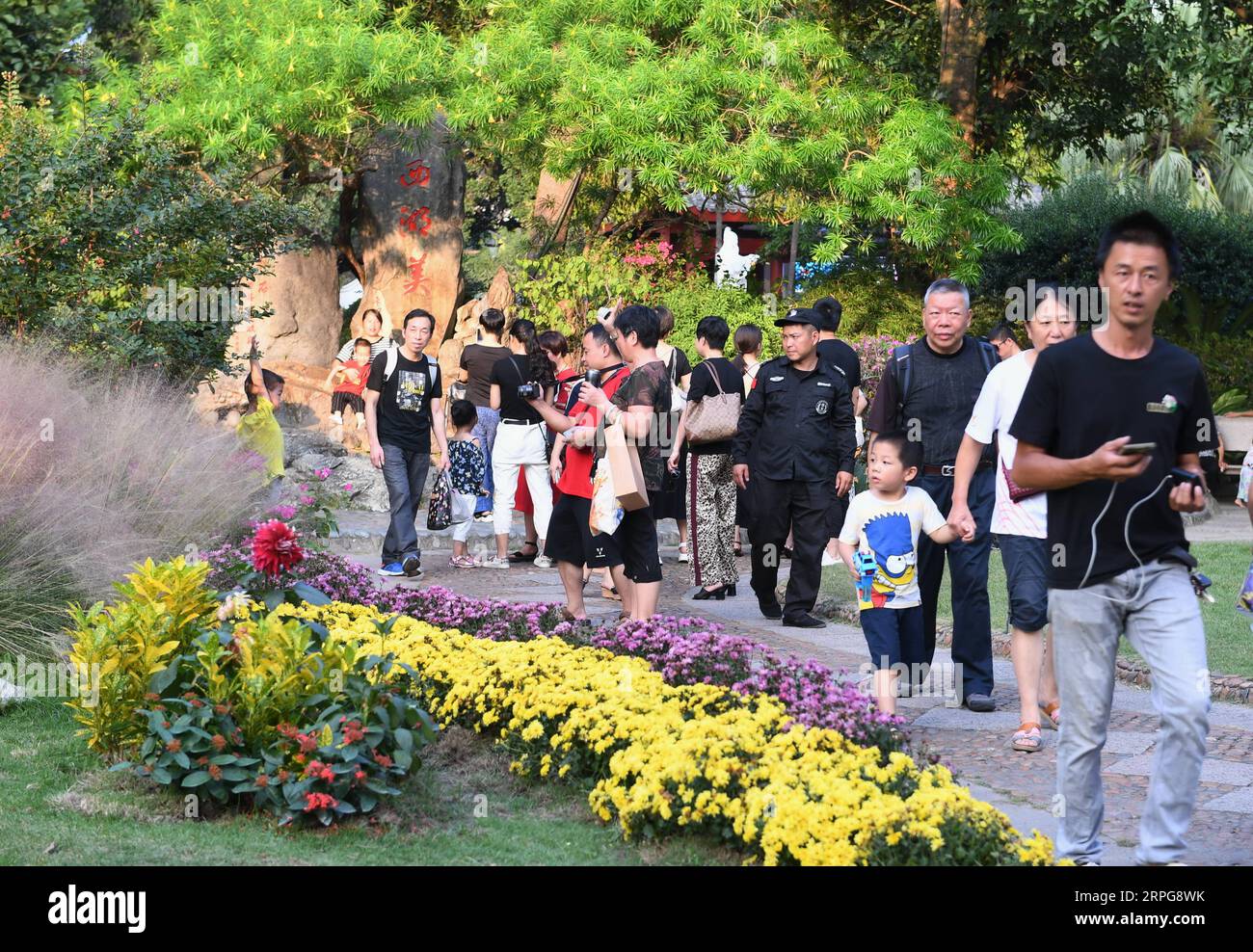 191007 -- PECHINO, 7 ottobre 2019 -- tour turistico del Parco Xihu a Fuzhou, provincia del Fujian della Cina sud-orientale, 7 ottobre 2019. Secondo il Ministero della Cultura e del Turismo MCT, i turisti cinesi hanno fatto 782 milioni di visite ad attività ricreative e culturali durante la festa nazionale della durata di una settimana, segnando un aumento annuale del 7,81%. L'industria del turismo cinese ha incassato oltre 649,71 miliardi di yuan circa 90,9 miliardi di dollari di entrate provenienti dai turisti nazionali durante le vacanze, con un aumento del 8,47% rispetto a un anno prima. CINA-FESTA NAZIONALE-TURISMO-AUMENTO CN LINXSHANCHUAN PUBBLICO Foto Stock