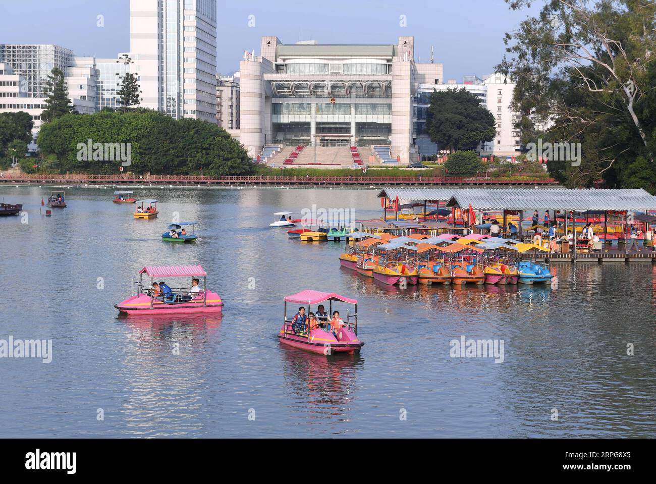 191007 -- PECHINO, 7 ottobre 2019 -- i turisti possono godersi il tempo libero in barca al Parco Xihu a Fuzhou, nella provincia del Fujian della Cina sud-orientale, 7 ottobre 2019. Secondo il Ministero della Cultura e del Turismo MCT, i turisti cinesi hanno fatto 782 milioni di visite ad attività ricreative e culturali durante la festa nazionale della durata di una settimana, segnando un aumento annuale del 7,81%. L'industria del turismo cinese ha incassato oltre 649,71 miliardi di yuan circa 90,9 miliardi di dollari di entrate provenienti dai turisti nazionali durante le vacanze, con un aumento del 8,47% rispetto a un anno prima. CINA-GIORNO NAZIONALE VACANZE-TURISMO-INCREAS Foto Stock