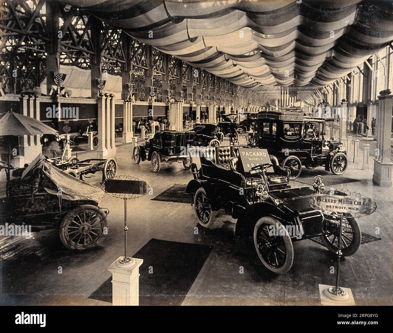 1904 World's Fair St Louis, Missouri, una mostra di automobili che espone automobili Packard, fotografia 1904 Foto Stock