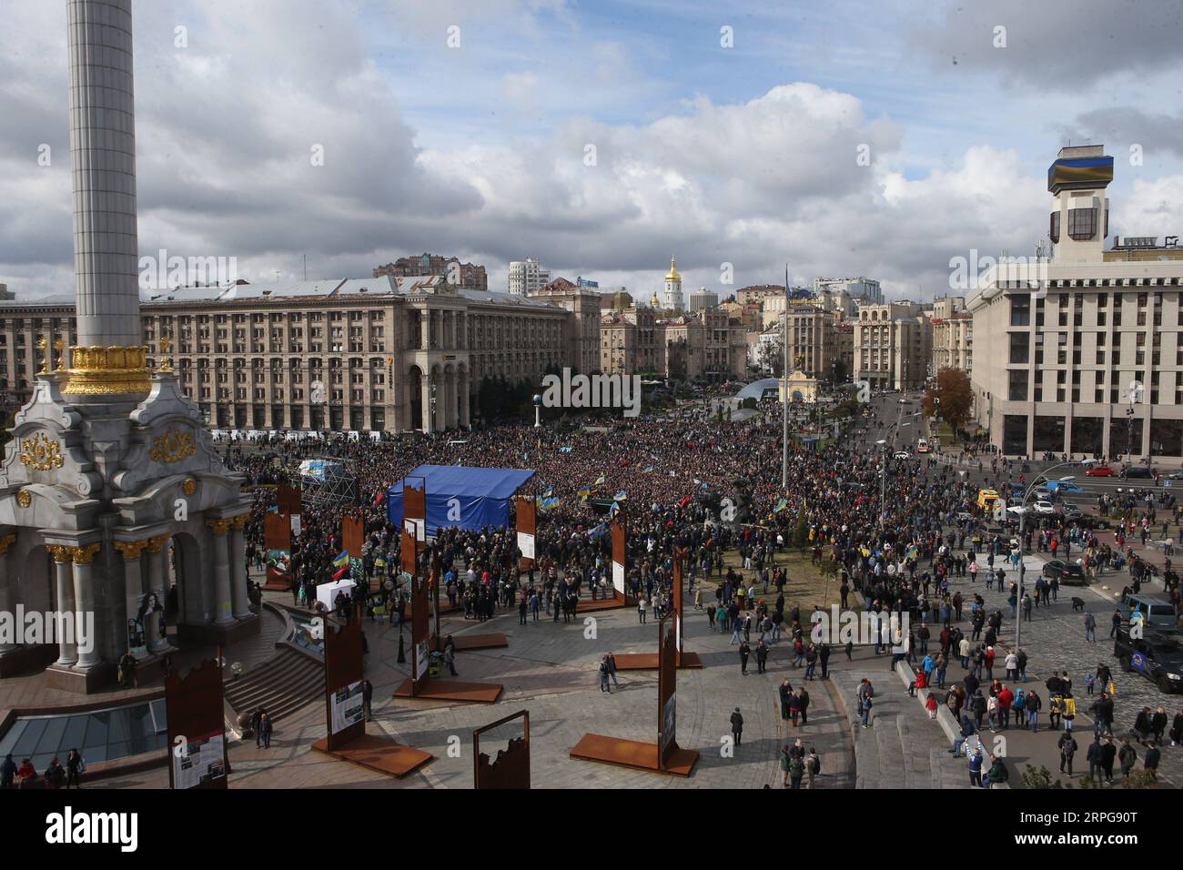 191007 -- KIEV, 7 ottobre 2019 Xinhua -- i manifestanti si riuniscono nella Piazza dell'indipendenza a Kiev, capitale dell'Ucraina, 6 ottobre 2019. Migliaia di persone sono scese in piazza a Kiev domenica per protestare contro la decisione del presidente ucraino Volodymyr Zelensky di concedere autonomia alla parte dell'Ucraina orientale non controllata da Kiev. I manifestanti hanno chiesto che le autorità licenziassero Andriy Bogdan, il capo dell'ufficio presidenziale, e cambiassero il piano di risoluzione dei conflitti dell'Ucraina orientale, che consente alla regione di ricevere uno status speciale temporaneo durante le elezioni locali. I manifestanti hanno incolpato Zelen Foto Stock