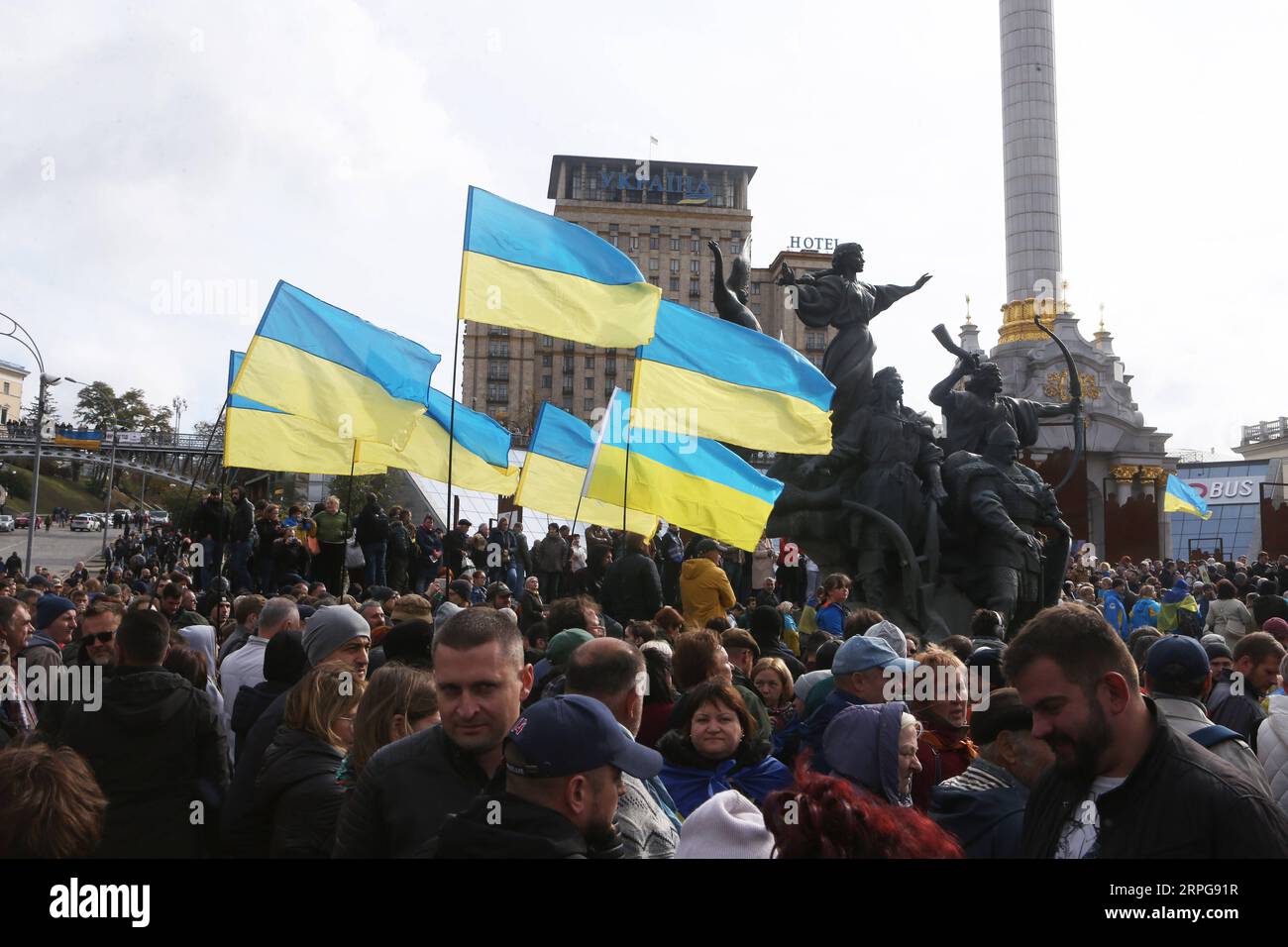 191007 -- KIEV, 7 ottobre 2019 Xinhua -- i manifestanti si riuniscono nella Piazza dell'indipendenza a Kiev, capitale dell'Ucraina, 6 ottobre 2019. Migliaia di persone sono scese in piazza a Kiev domenica per protestare contro la decisione del presidente ucraino Volodymyr Zelensky di concedere autonomia alla parte dell'Ucraina orientale non controllata da Kiev. I manifestanti hanno chiesto che le autorità licenziassero Andriy Bogdan, il capo dell'ufficio presidenziale, e cambiassero il piano di risoluzione dei conflitti dell'Ucraina orientale, che consente alla regione di ricevere uno status speciale temporaneo durante le elezioni locali. I manifestanti hanno incolpato Zelen Foto Stock