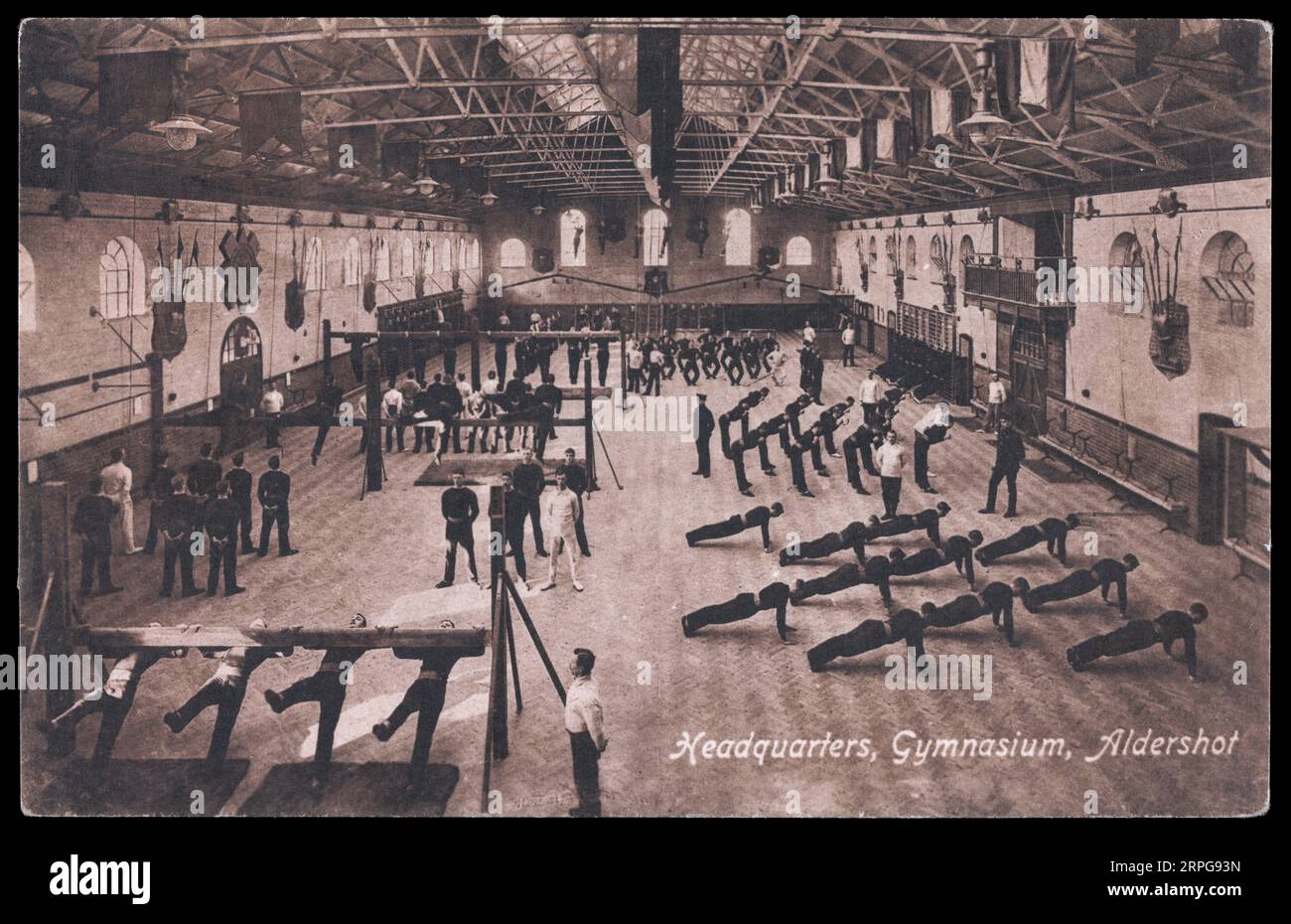 I soldati che eseguono esercizi di ginnastica in un ginnasio militare ad Aldershot in Inghilterra, elaborano la stampa c1900 Foto Stock
