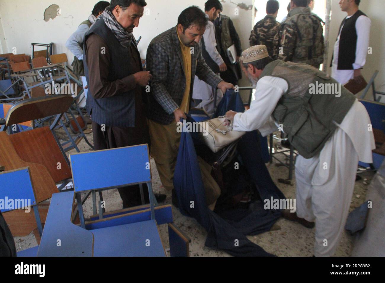 191008 -- GHAZNI, 8 ottobre 2019 -- la gente lavora nel sito di un'esplosione nella provincia di Ghazni, Afghanistan, 8 ottobre 2019. Un totale di 19 studenti era stato confermato ferito in un esplosione che ha scosso l'Università Ghazni nella capitale provinciale Ghazni Ghazni martedì, il portavoce del governo provinciale Aref Nuri ha detto. Foto di /Xinhua AFGHANISTAN-GHAZNI-BLAST Rohullah PUBLICATIONxNOTxINxCHN Foto Stock