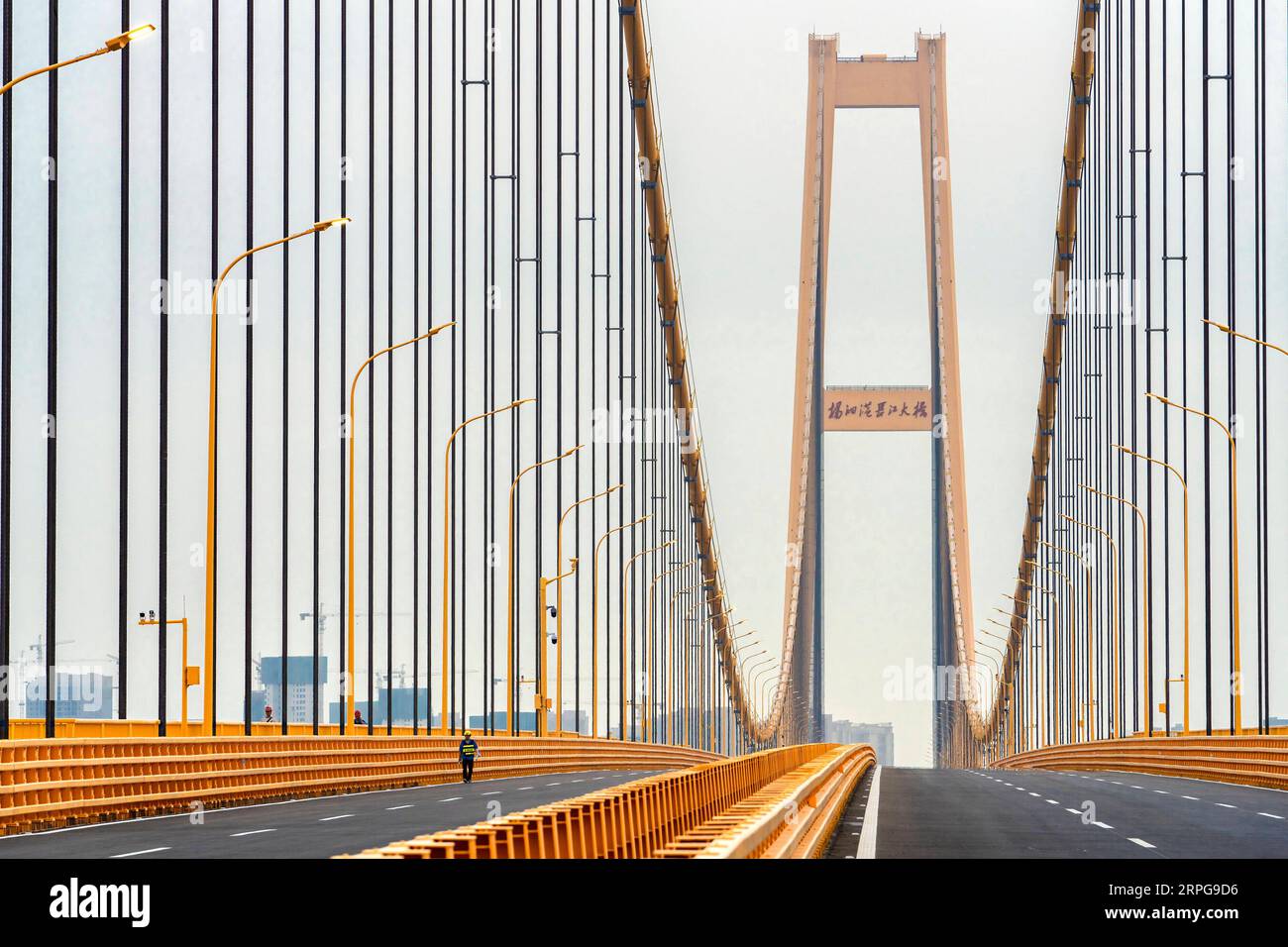 191008 -- WUHAN, 8 ottobre 2019 -- foto scattata il 25 settembre 2019 mostra il ponte sul fiume Yangsigang Yangtze a Wuhan, capitale della provincia di Hubei della Cina centrale. Il ponte sospeso a due piani con la campata più lunga del mondo è stato aperto al traffico a Wuhan l'8 ottobre. Il ponte stradale a due piani sul fiume Yangtze, con un'estensione principale lunga 1.700 metri, si estende per 4,13 km in totale. Il ponte superiore del decimo ponte del fiume Yangtze ha sei corsie con una velocità progettata di 80 km/h, mentre il ponte inferiore ha anche sei corsie ma con una velocità progettata di 60 km/h. CHINA-HUBEI-WUHAN-SOSPENSIONE A DUE PIANI B Foto Stock