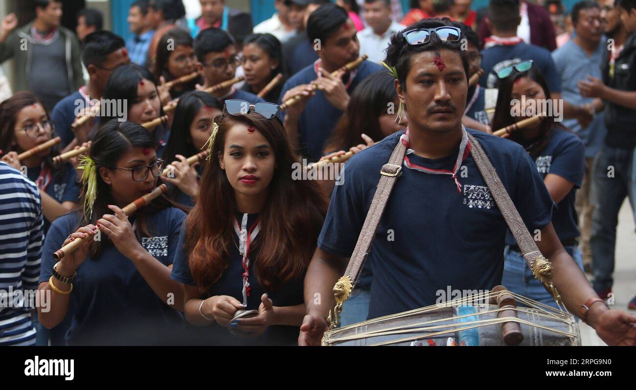 191009 -- KATHMANDU, 9 ottobre 2019 -- i giovani nepalesi suonano musica durante la Sword Procession in una parata della vittoria a Kathmandu, Nepal, 8 ottobre 2019. Gli indù in Nepal celebrano la vittoria sul male durante il Dashain Festival adorando la Dea Durga e altri dei e dee. Foto di /Xinhua NEPAL-KATHMANDU-DASHAIN FESTIVAL Sunilxsharma PUBLICATIONxNOTxINxCHN Foto Stock