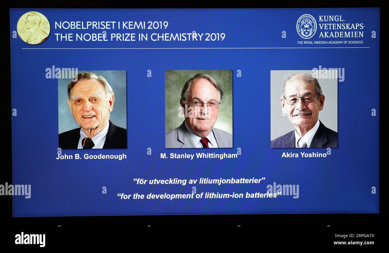 191009 -- STOCCOLMA, 9 ottobre 2019 -- le informazioni dei vincitori sono esposte all'annuncio del Premio Nobel per la chimica del 2019 presso la Royal Swedish Academy of Sciences di Stoccolma, Svezia, 9 ottobre 2019. Il Premio Nobel per la chimica 2019 viene assegnato a tre scienziati, la Royal Swedish Academy of Sciences annunciato mercoledì. Il Premio Nobel per la chimica 2019 è stato assegnato a John B. Goodenough, M. Stanley Whittingham e Akira Yoshino per lo sviluppo di batterie agli ioni di litio. SVEZIA-STOCCOLMA-NOBEL-CHIMICA ZhengxHuansong PUBLICATIONxNOTxINxCHN Foto Stock