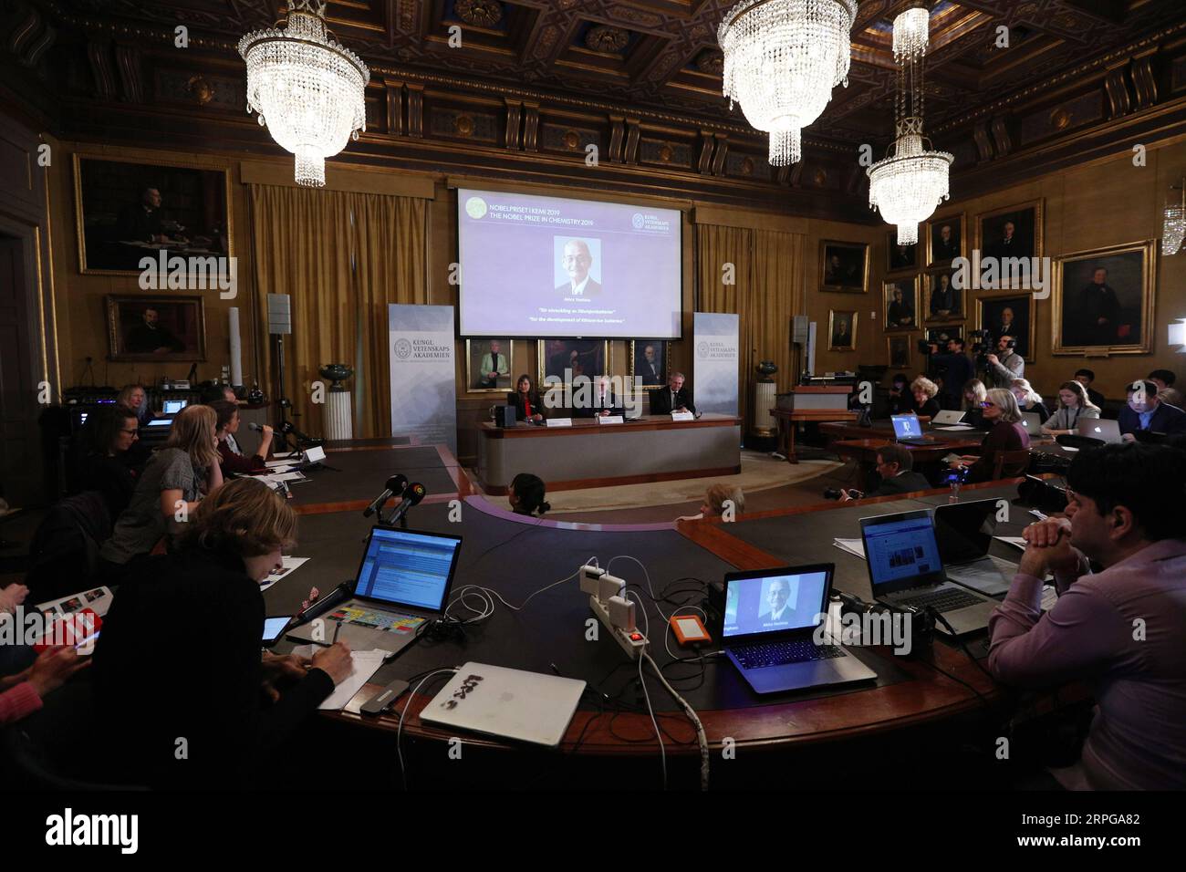 191009 -- STOCCOLMA, 9 ottobre 2019 -- la foto scattata il 9 ottobre 2019 mostra l'annuncio del Premio Nobel per la chimica 2019 alla Royal Swedish Academy of Sciences di Stoccolma, Svezia. Il Premio Nobel per la chimica 2019 viene assegnato a tre scienziati, la Royal Swedish Academy of Sciences annunciato mercoledì. Il Premio Nobel per la chimica 2019 è stato assegnato a John B. Goodenough, M. Stanley Whittingham e Akira Yoshino per lo sviluppo di batterie agli ioni di litio. SVEZIA-STOCCOLMA-NOBEL-CHIMICA ZhengxHuansong PUBLICATIONxNOTxINxCHN Foto Stock