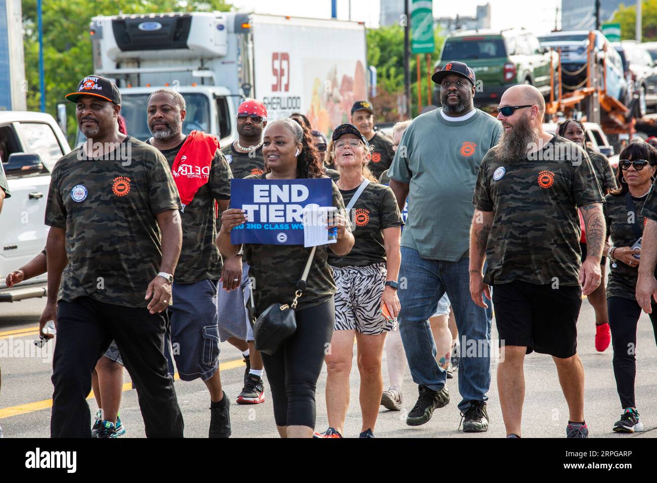 Detroit, Michigan, USA. 4 settembre 2023. I membri della United Auto Workers si uniscono alla parata del Labor Day di Detroit. Il contratto dell'UAW con GM, Ford e Stellantis scade il 14 settembre e l'unione si batte per grandi miglioramenti. Crediti: Jim West/Alamy Live News Foto Stock