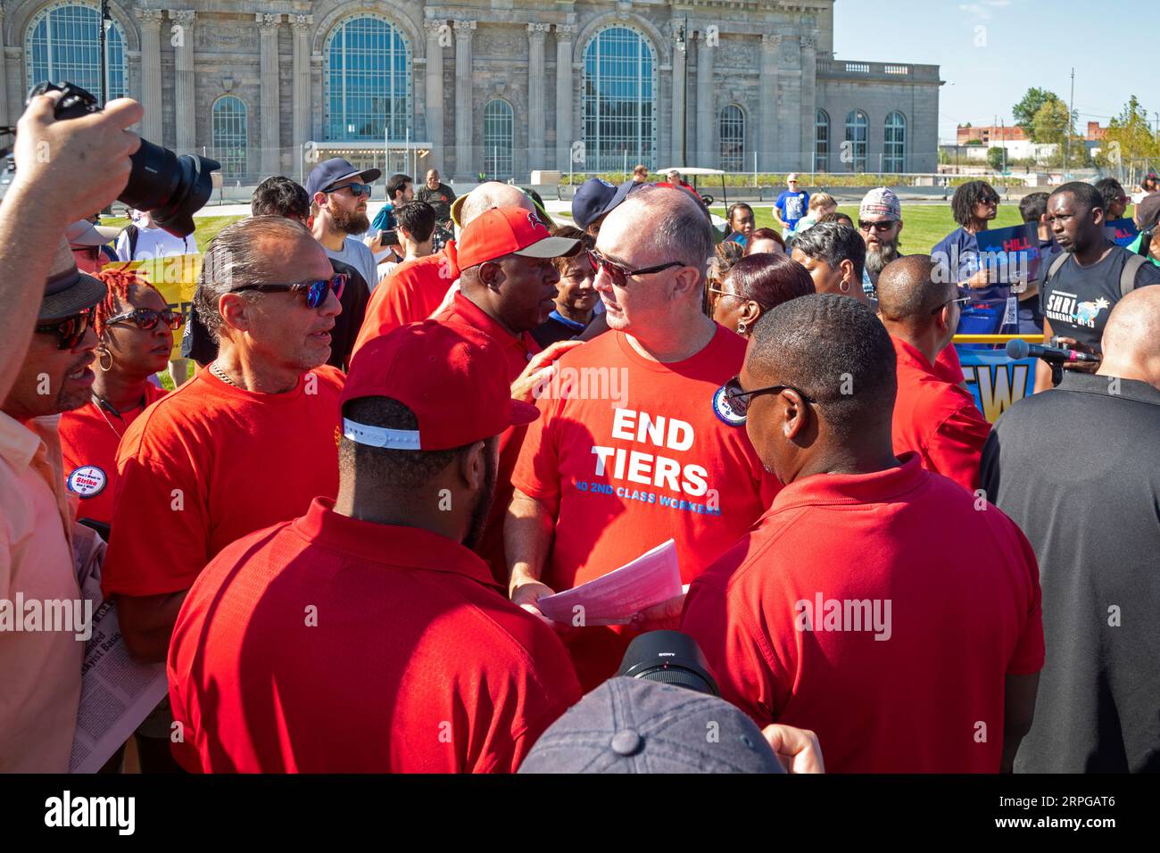 Detroit, Michigan, USA. 4 settembre 2023. Il presidente della United Auto Workers Shawn Fain parla con i lavoratori dopo la parata del Labor Day di Detroit. Il contratto dell'UAW con GM, Ford e Stellantis scade il 14 settembre e l'unione si batte per grandi miglioramenti. Crediti: Jim West/Alamy Live News Foto Stock