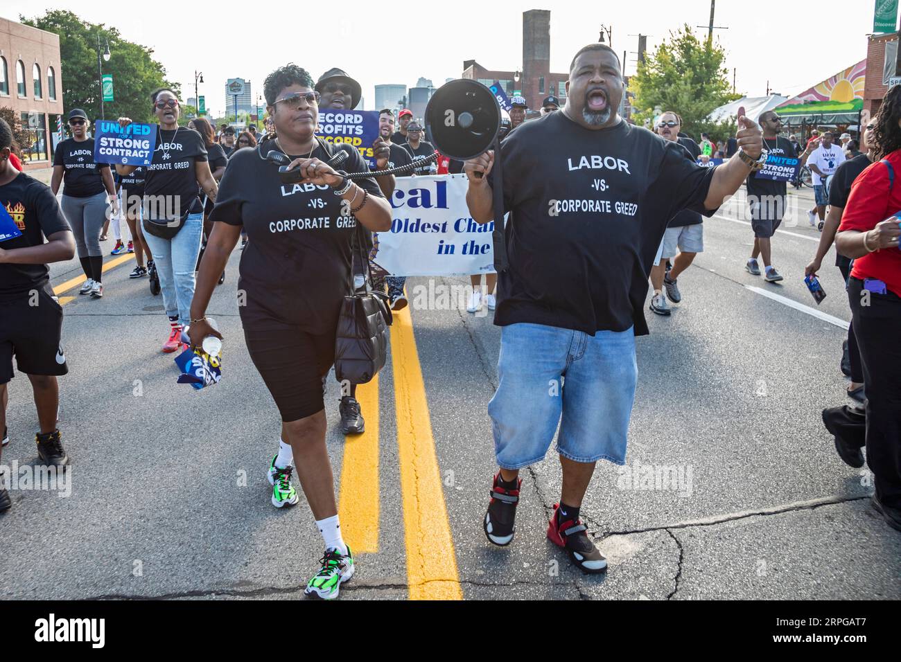 Detroit, Michigan, USA. 4 settembre 2023. I membri della United Auto Workers si uniscono alla parata del Labor Day di Detroit. Il contratto dell'UAW con GM, Ford e Stellantis scade il 14 settembre e l'unione si batte per grandi miglioramenti. Crediti: Jim West/Alamy Live News Foto Stock