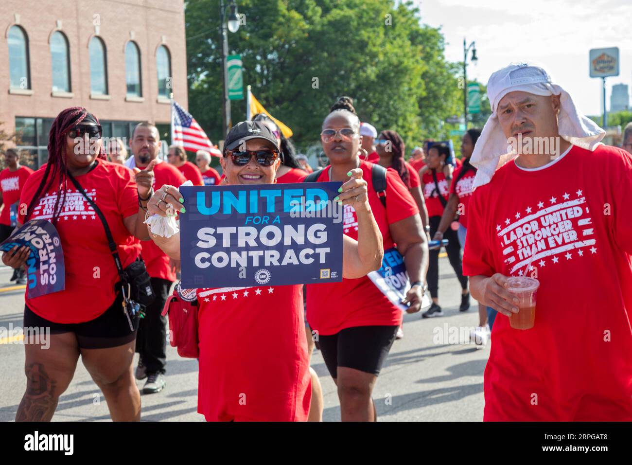 Detroit, Michigan, USA. 4 settembre 2023. I membri della United Auto Workers si uniscono alla parata del Labor Day di Detroit. Il contratto dell'UAW con GM, Ford e Stellantis scade il 14 settembre e l'unione si batte per grandi miglioramenti. Crediti: Jim West/Alamy Live News Foto Stock
