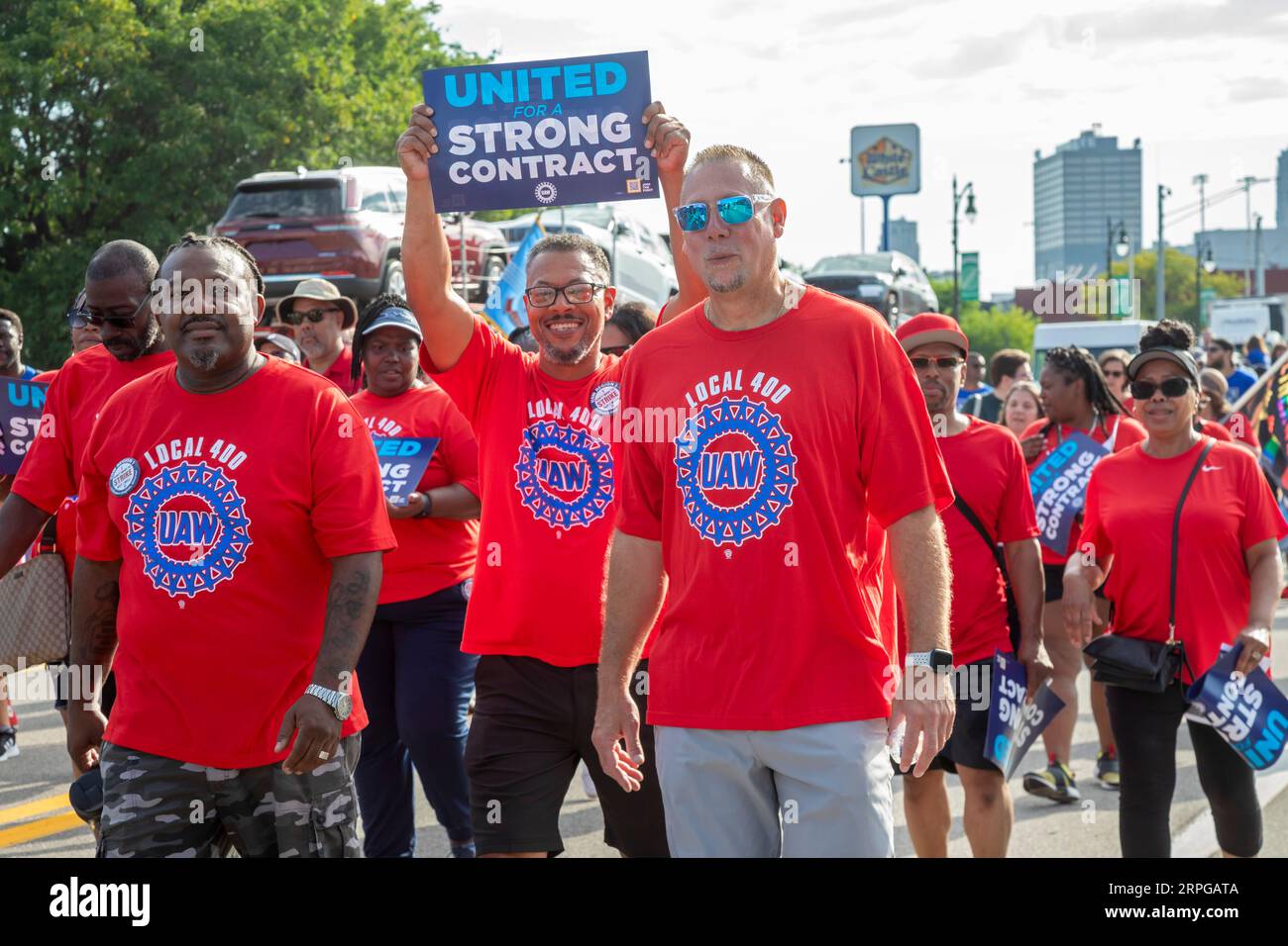 Detroit, Michigan, USA. 4 settembre 2023. I membri della United Auto Workers si uniscono alla parata del Labor Day di Detroit. Il contratto dell'UAW con GM, Ford e Stellantis scade il 14 settembre e l'unione si batte per grandi miglioramenti. Crediti: Jim West/Alamy Live News Foto Stock