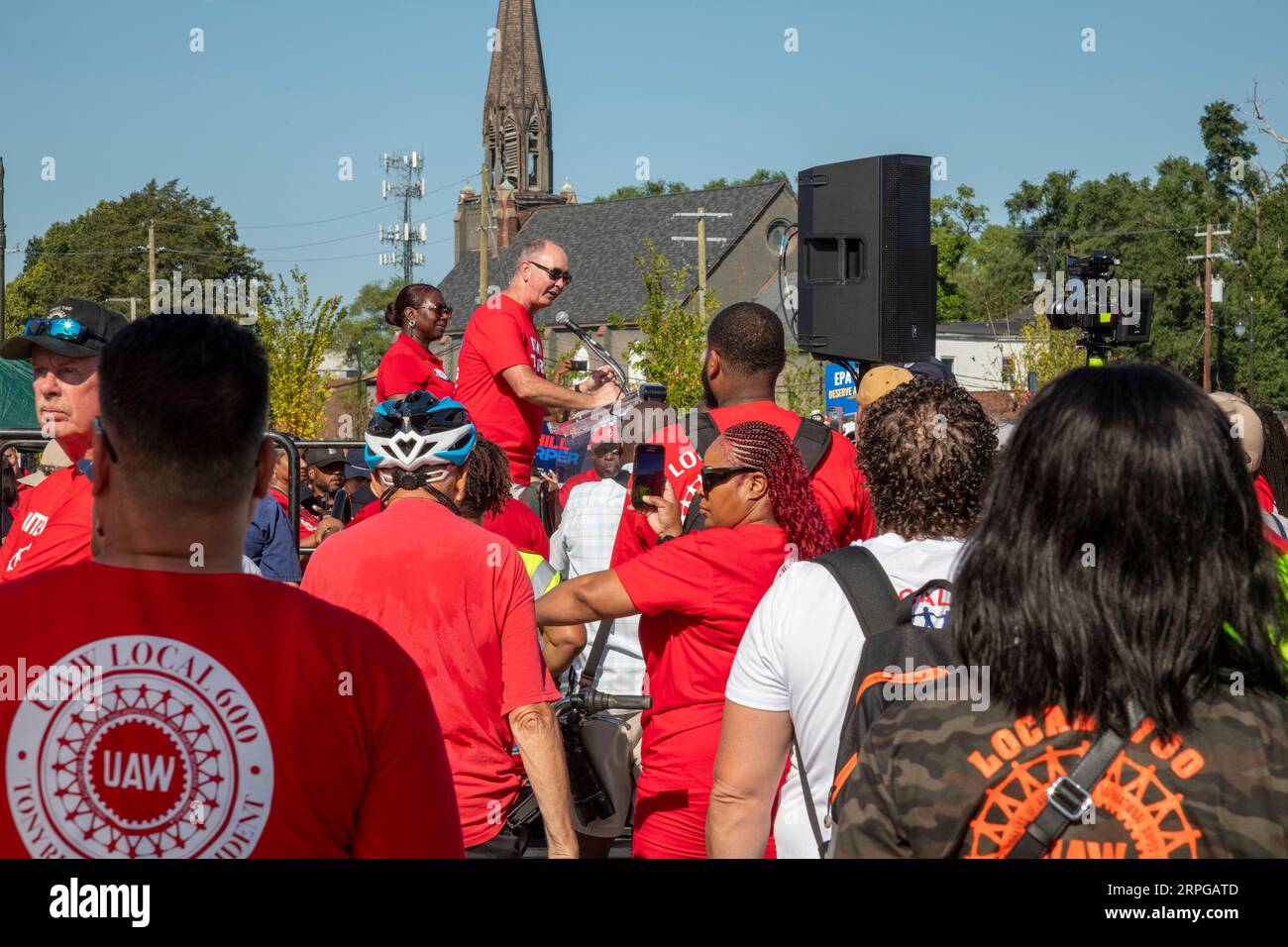 Detroit, Michigan, USA. 4 settembre 2023. Il presidente della United Auto Workers Shawn Fain, raggiunto sul palco dal segretario-tesoriere dell'UAW Margaret Mock, parla a una manifestazione alla fine della parata del Labor Day di Detroit. Il contratto dell'UAW con GM, Ford e Stellantis scade il 14 settembre e l'unione si batte per grandi miglioramenti. Crediti: Jim West/Alamy Live News Foto Stock